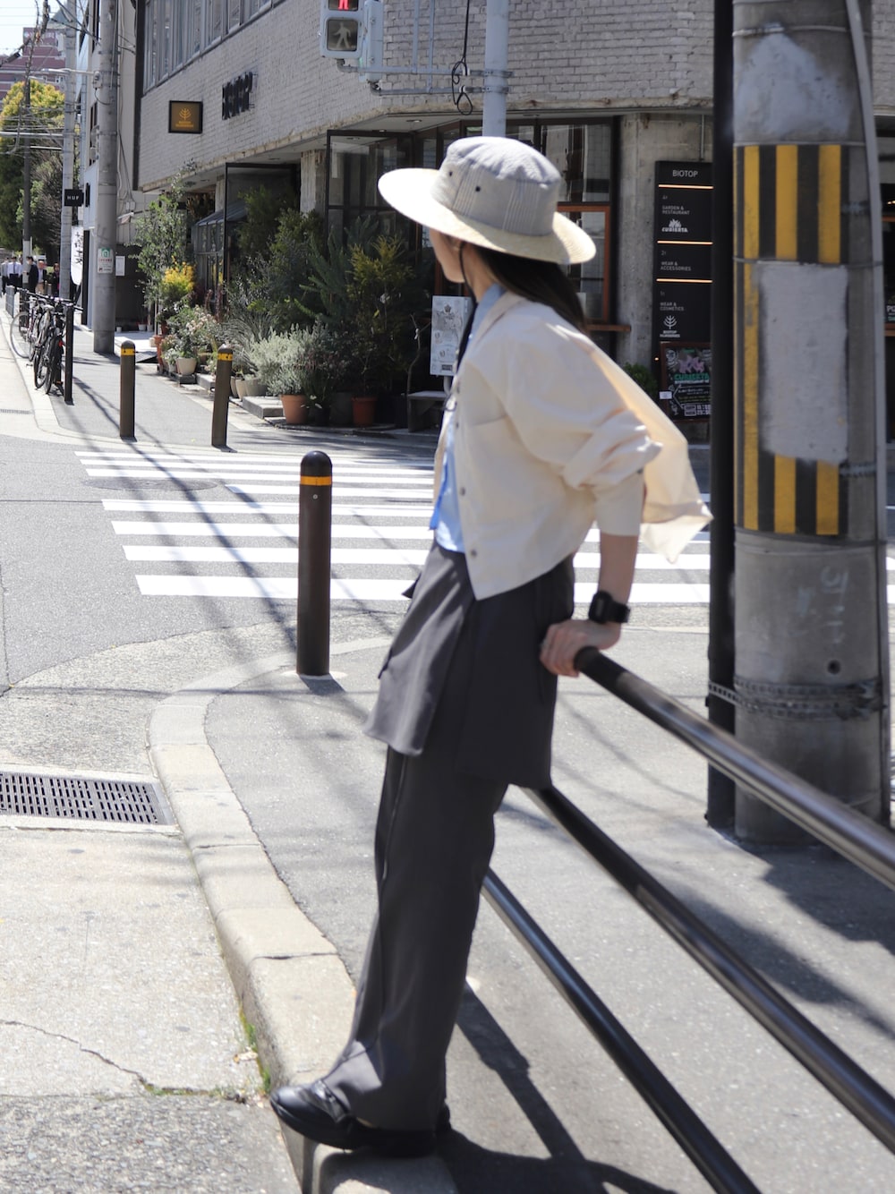 グレー系のその他パンツ、ホワイト系のシャツ/ブラウス、ブラック系のハットを着用したレディースの夏コーディネートの1枚目の写真