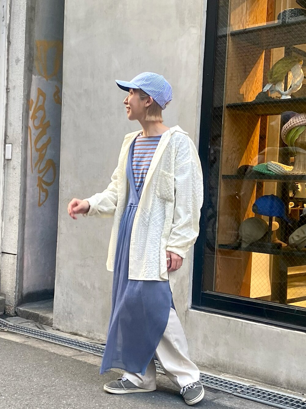 ホワイト系のトップス、ブルー系のTシャツ/カットソー、ブルー系のワンピースを着用したレディースの冬コーディネートの1枚目の写真