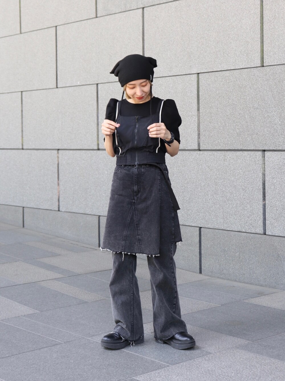 ブラック系のニットキャップ/ビーニーを着用したレディースの冬コーディネートの1枚目の写真