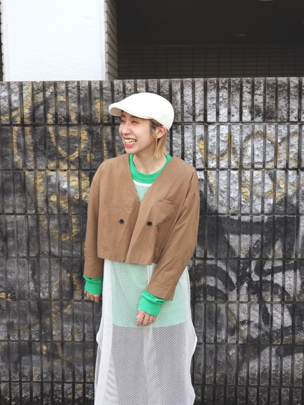 「デニム、重ね着、レイヤードスタイル、レイヤード、カラーコーデ、春服みてみて、春コーデ、低身長、プチプラ、ハンチング、ハンチング帽、帽子、春アウター、メンズライク、厚底シューズ」｜「OVERRIDEのOVERRIDE COTTON KNIT HUNTING Ag+（ハンチング/ベレー帽、ホワイト系）」を使った、chruuさん（レディース・153cm）の春コーディネートの2枚目の写真
