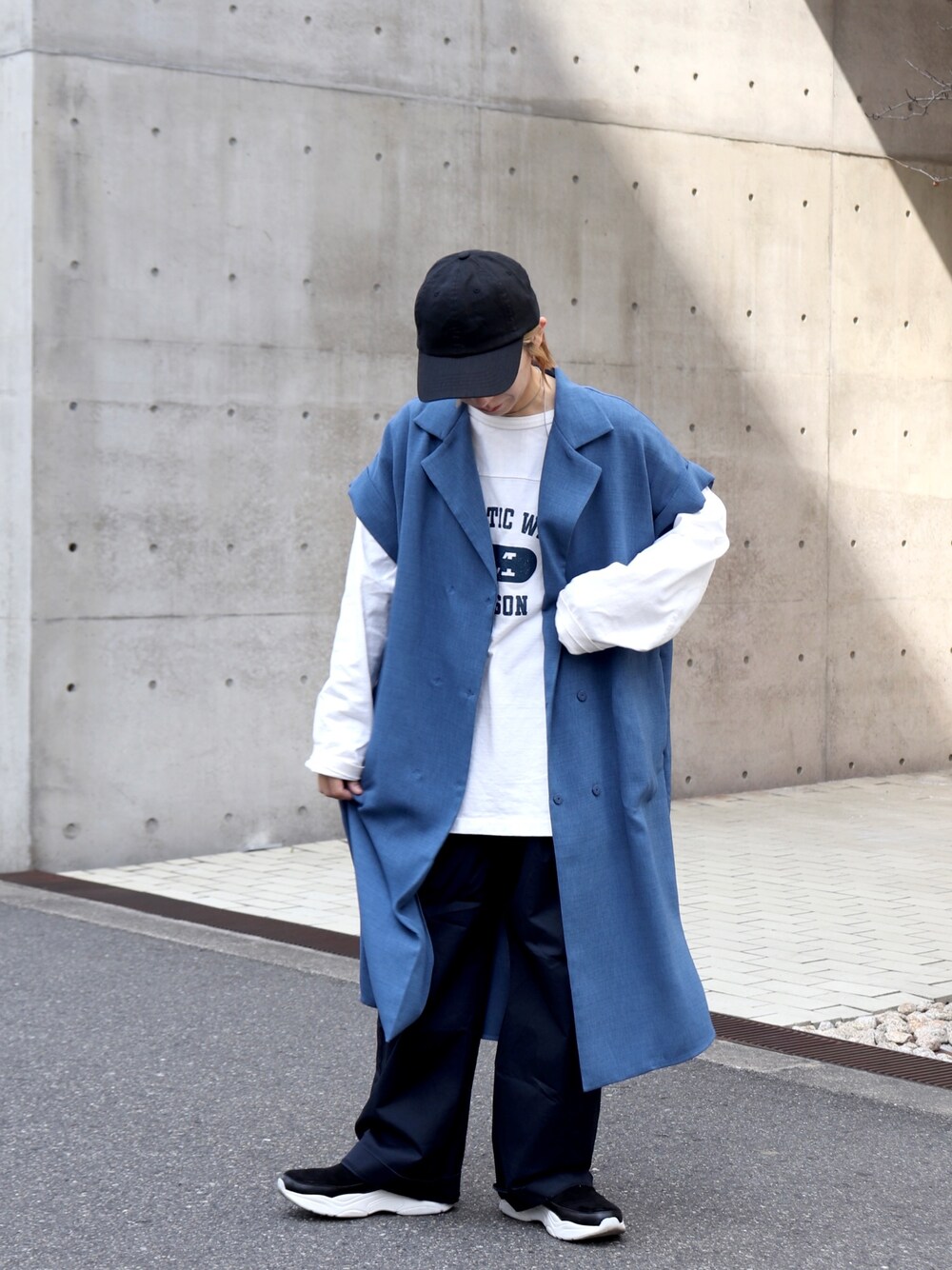 ブルー系のジャケット/アウター、ホワイト系のTシャツ/カットソー、ブルー系のパンツを着用したレディースの春コーディネートの2枚目の写真