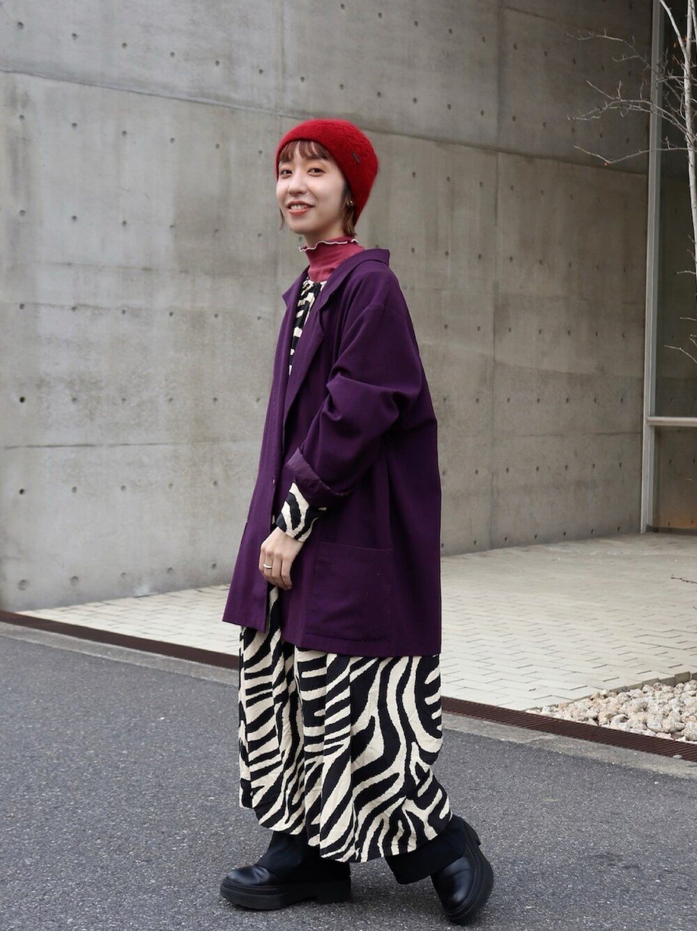 「H&M、プチプラ、ゼブラ柄、ゼブラワンピース、カラーコーデ、ニット帽、ビーニー、ニット帽コーデ、大人カジュアル、きれいめカジュアル、厚底シューズ、ビーニー帽、レイヤードスタイル、重ね着、アニマル柄」｜「arthのarth Mole Basket Knit Beanie（ニットキャップ/ビーニー、レッド系）」を使った、chruuさん（レディース・153cm）の冬コーディネートの1枚目の写真