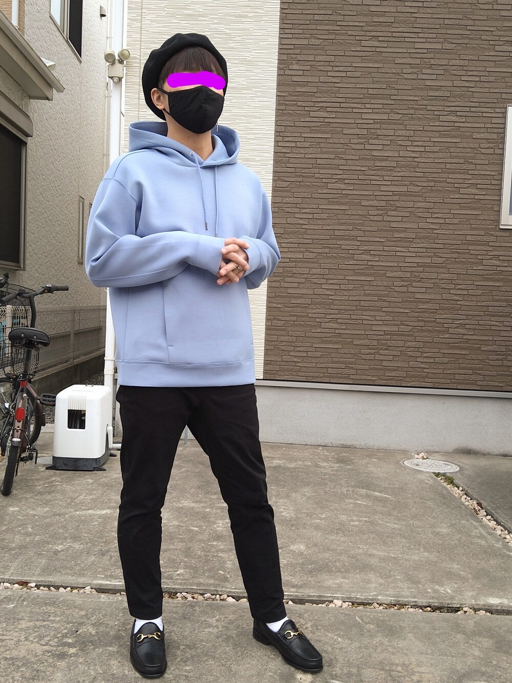 「休日コーデ、カジュアル、春コーデ、水色、ベレー帽、ビットローファー、革靴、シンプル、パーカー、PLST、ブルー、モノトーン、春」｜「UNIQLOのアイテム（チノパンツ、ブラック系）」を使った、MEGさん（メンズ・166cm）の春コーディネートの1枚目の写真