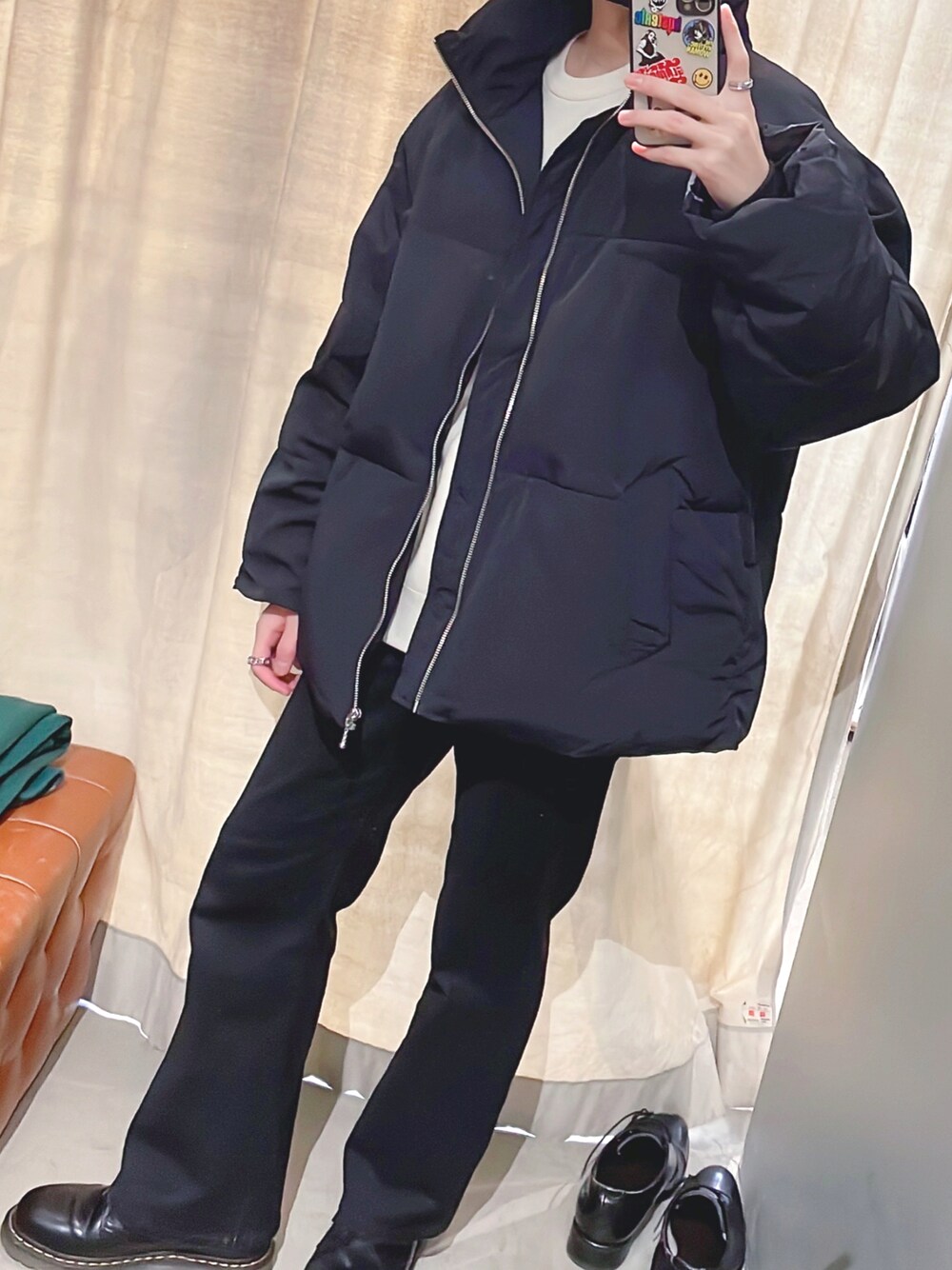 ブラック系のブーツ、ブラック系のデニムパンツ、ホワイト系のニット/セーターを着用したメンズの秋コーディネートの1枚目の写真