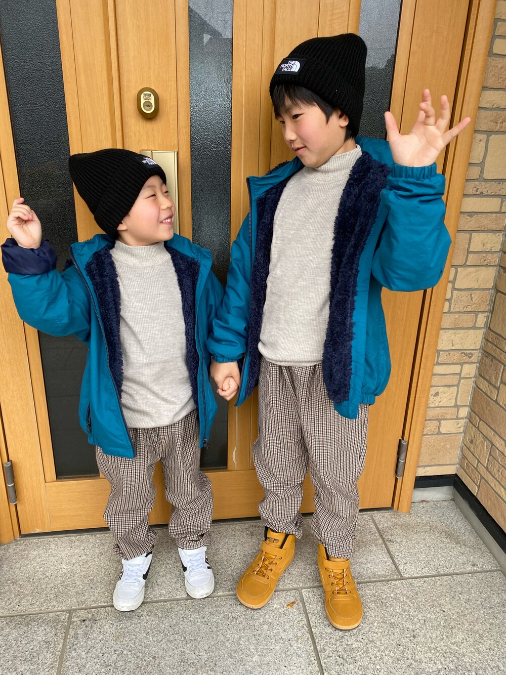 「リンクコーデ、むすこーで、兄弟コーディネート、おとこのこ、シンプル、シンプルコーデ、オトナカジュアル、おしゃれさんと繋がりたい、おそろいコーデ、ニット、ニット帽、チェック、ノースフェイス、いいね、save、フォローお願いします🤑」｜「THE NORTH FACEの【THE NORTH FACE/ノースフェイス】CAPPUCHO LID/NN42035（ニットキャップ/ビーニー、ブラック系）」を使った、kaooooooooooさん（キッズ・130cm）の冬コーディネートの1枚目の写真