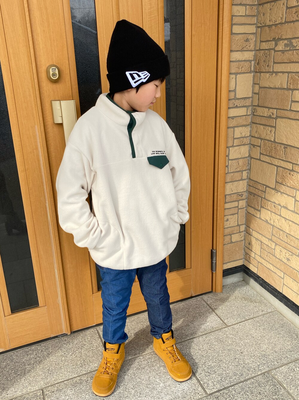「私の推しブランド、カジュアルコーデ、キッズコーデ、あったかコーデ、おしゃれさんと繋がりたい、冬コーデ、男の子、シンプルコーデ、デニム、ニット帽、むすこーで、兄弟コーディネート」｜「NEW ERAのニューエラ ベーシック カフ ニット帽 フラッグロゴ（ニットキャップ/ビーニー、ブラック系）」を使った、kaooooooooooさん（キッズ・130cm）の冬コーディネートの1枚目の写真