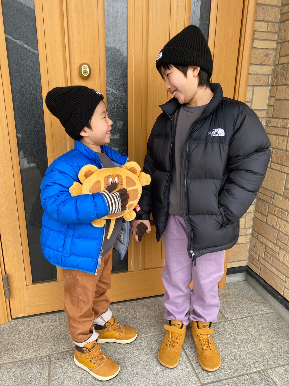 「キッズファッション、私の推しブランド、おしゃれさんと繋がりたい、シンプルコーデ、BREEZE、おとこのこ、ニット帽、むすこーで、ダウンジャケット、オトナカジュアル、冬コーデ」｜「THE NORTH FACEのTHE NORTH FACE/ノースフェイス ビーニー カプッチョリッド NN42035（ニットキャップ/ビーニー、ブラック系）」を使った、kaooooooooooさん（キッズ・130cm）の冬コーディネートの1枚目の写真