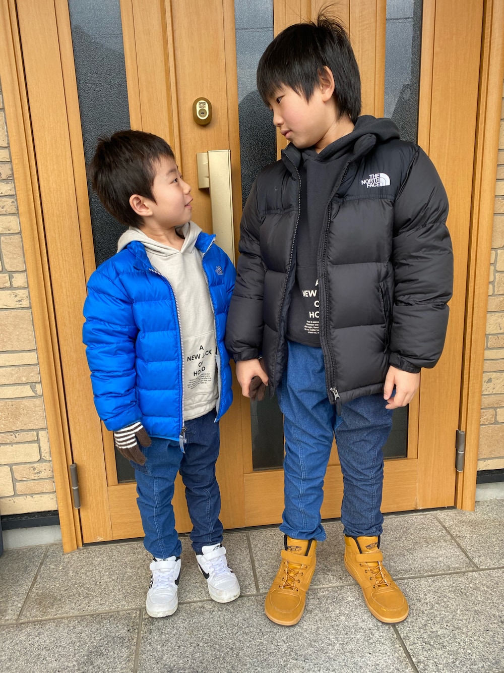 「秋冬コーデ、キッズコーデ、男の子コーデ、小学生コーデ、むすこーで、休日スタイル、私の推しブランド、ノースフェイス、ダウンジャケット、キッズファッション、デニム、デニムパンツ、パンツスタイル、パーカー、おしゃれさんと繋がりたい」｜「THE NORTH FACEのTHE NORTH FACE/ﾉｰｽﾌｪｲｽ ﾀﾞｳﾝｼﾞｬｹｯﾄ ヌプシジャケット DWNDJ91863（ダウンジャケット/コート、ブラック系）」を使った、kaooooooooooさん（キッズ・130cm）の冬コーディネートの1枚目の写真