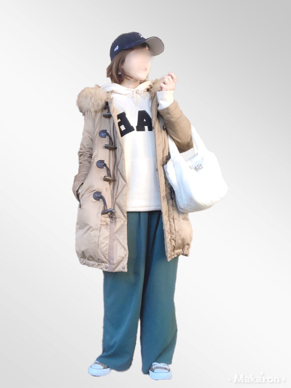 「低身長、オトナカジュアル、スラックス、パーカー、ダッフルダウン、キャップ、NEW ERA、converse」｜「SEVENDAYS=SUNDAYのワッペン刺繍裏毛パーカーA　＊（パーカー、ホワイト系）」を使った、wondafullさん（レディース・151cm）の冬コーディネートの1枚目の写真