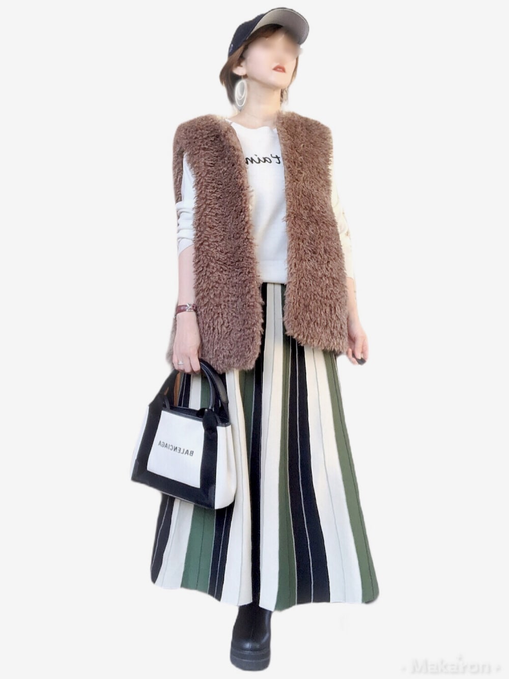「秋ルック紹介するよ、ファーベスト、ストライプ、低身長、キャップ、きれいめカジュアル、秋服コーデ、厚底シューズ、サイドゴアブーツ、ニットスカート」｜「BALENCIAGAのBalenciaga - Cabas Mini Tote Bag - Womens - Cream Multi（トートバッグ、ホワイト系）」を使った、wondafullさん（レディース・151cm）の秋コーディネートの1枚目の写真