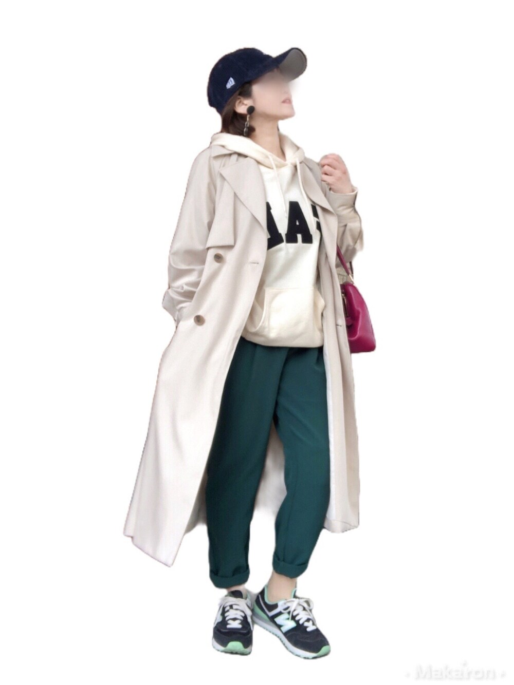 「大人女子、大人カジュアル、トレンチコート、春コーデ、さし色、スラックス、New Balance、NEW ERA」｜「moment+のセンタープレスカラースラックスパンツ（スラックス、グリーン系）」を使った、wondafullさん（レディース・151cm）の春コーディネートの1枚目の写真