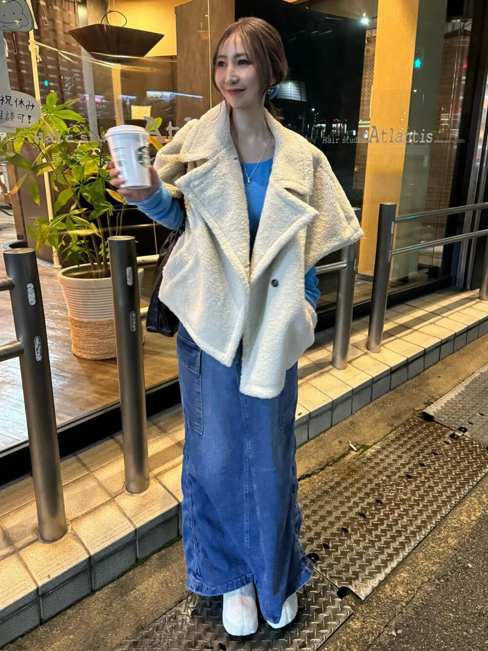 「デニム、ブルー、ボア、冬コーデ、デニムスカート、大人カジュアル、お出かけコーデ、ボアジャケット、ootd、春コーデ」｜「Re:EDITのテディボアポンチョジャケット（ステンカラーコート、ホワイト系）」を使った、yukikoさん（レディース・161cm）の冬コーディネートの1枚目の写真