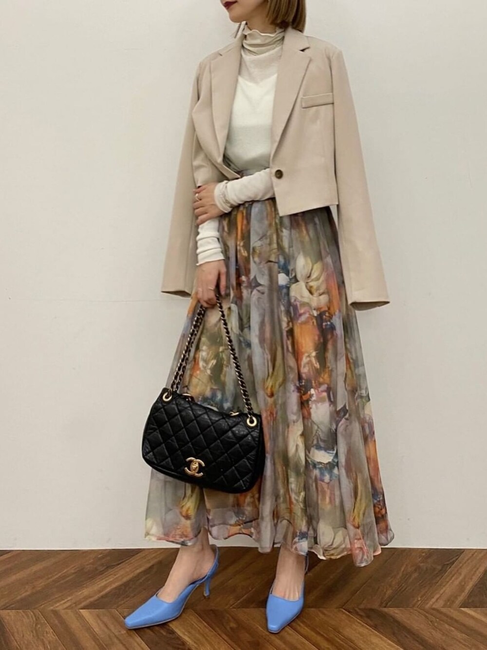 ホワイト系のテーラードジャケット、その他のスカート、ブラック系のショルダーバッグを着用したレディースの冬コーディネートの1枚目の写真