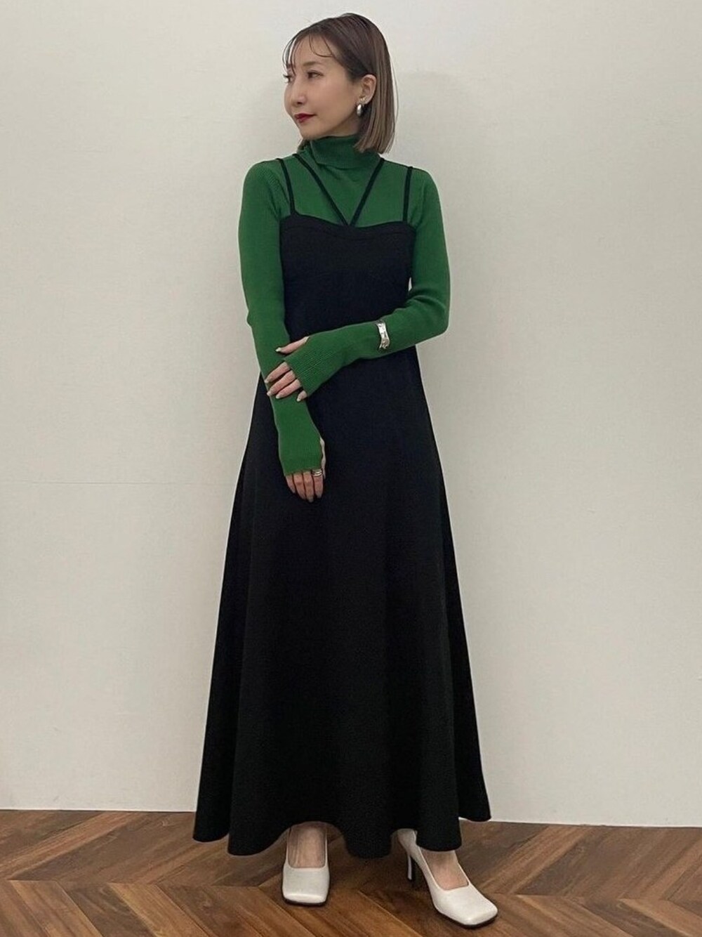 「大人コーデ、シンプル、大人かわいい、オトナ女子、差し色、大人女子、カラーニット、ジャンパースカート、ワンピース、春コーデ、リエディ」｜「Re:EDITの指穴タートルネックリブニットトップス（ニット/セーター、グリーン系）」を使った、yukikoさん（レディース・161cm）の冬コーディネートの1枚目の写真