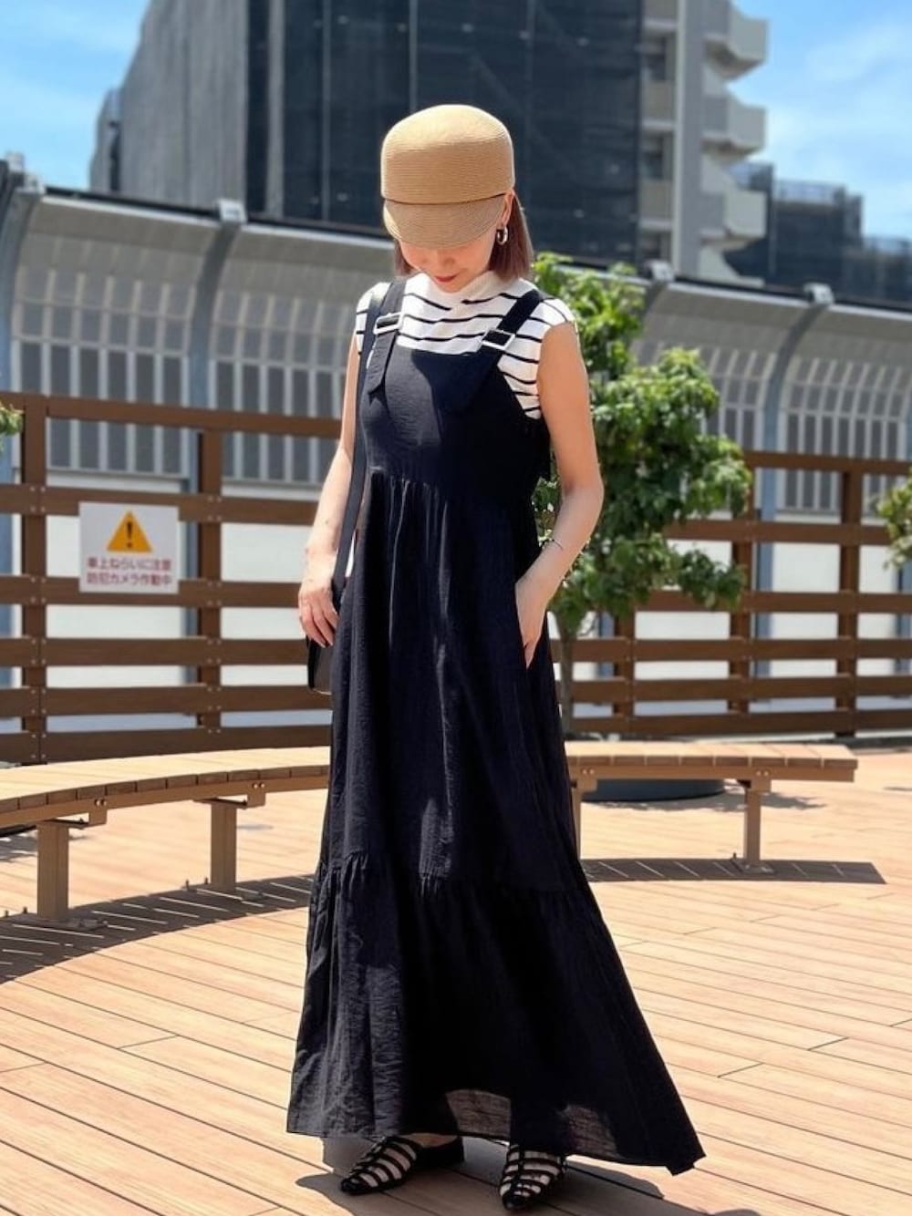 「ワンピース、ボーダー、ジャンスカ、ジャンパースカート、サマーニット、夏コーデ、ティアードワンピース、Re:EDIT、リエディ、リエディ(Re:EDIT)」｜「Re:EDITの[2023 SUMMER COLLECTION][低身長/高身長サイズ有]リネンブレンドバックルストラップティアードジャンパースカート（ジャンパースカート、ブラック系）」を使った、yukikoさん（レディース・161cm）の春コーディネートの1枚目の写真