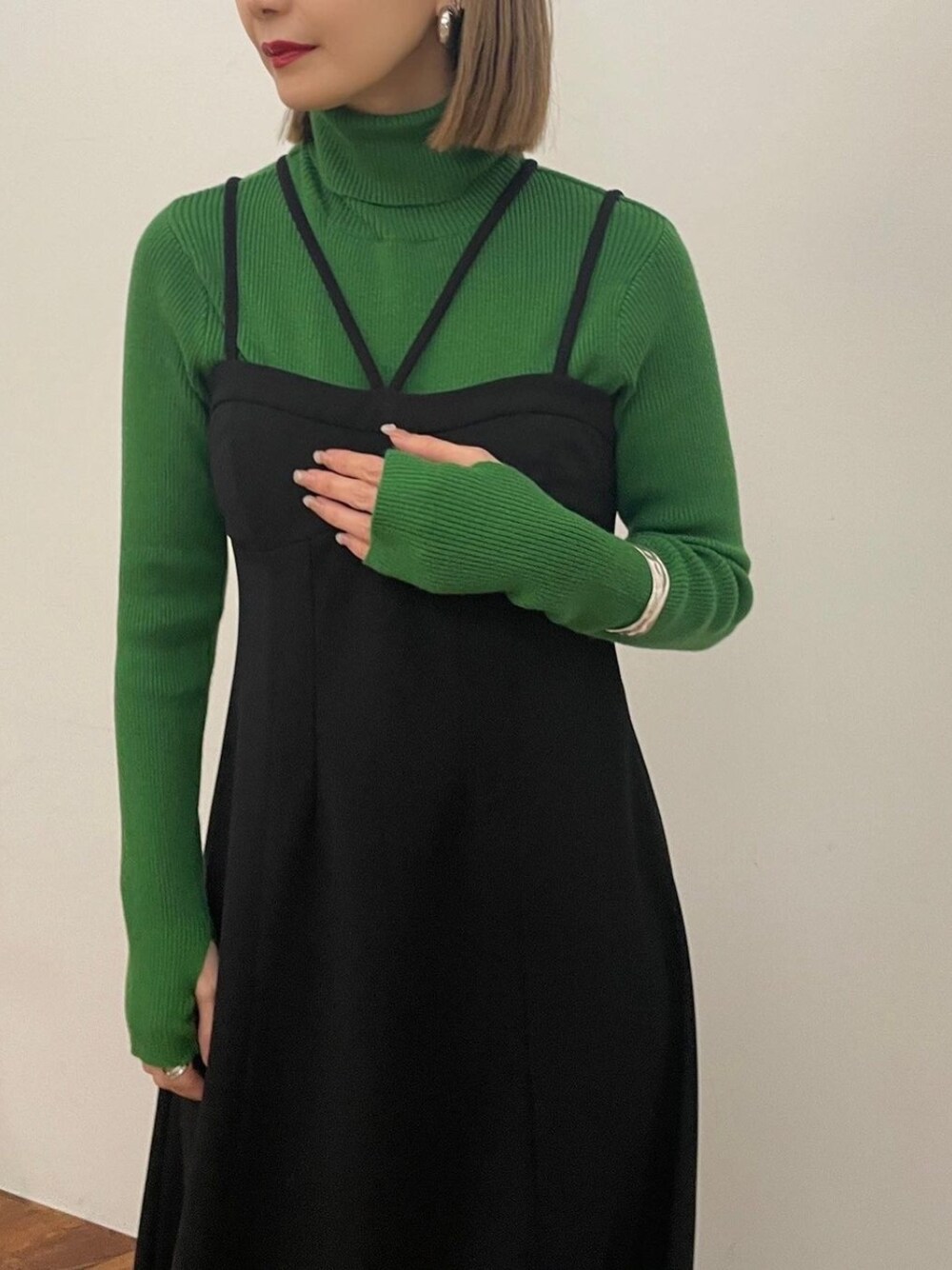 「大人コーデ、シンプル、大人かわいい、オトナ女子、差し色、大人女子、カラーニット、ジャンパースカート、ワンピース、春コーデ、リエディ」｜「Re:EDITの指穴タートルネックリブニットトップス（ニット/セーター、グリーン系）」を使った、yukikoさん（レディース・161cm）の冬コーディネートの2枚目の写真