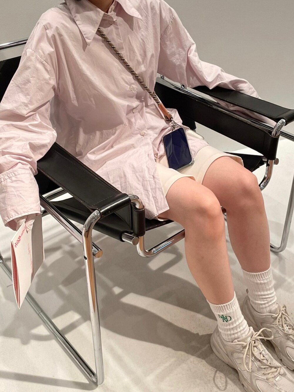 「BIRTHDAY BAR、AcneStudios、CIAOPANIC TYPY、New Balance、Mardi Mercredi、秋のコーデ、シャツスタイル、レギンスパンツ、いいね、save、フォローお願いします🤑、お洒落さんとつながりたい、オトナ女子、ハーフパンツ、ショートヘア」｜「BIRTHDAY BARの【全機種対応】パラコード モバイルストラップ  スマホショルダー　本革（スマホグッズ、グリーン系）」を使った、Miraiさん（レディース・162cm）の秋コーディネートの1枚目の写真