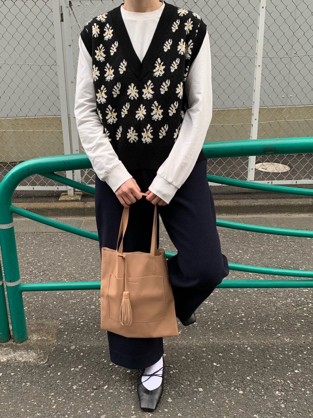 「シンプル、UNIQLO、モノトーン、ユニクロ、メンズライク、きれいめカジュアル、モノトーンコーデ、カジュアルコーデ、UNIQLOコーデ、オトナカジュアル」｜「Fano Studiosのアイテム（ベスト、ブラック系）」を使った、Miraiさん（レディース・162cm）の冬コーディネートの1枚目の写真