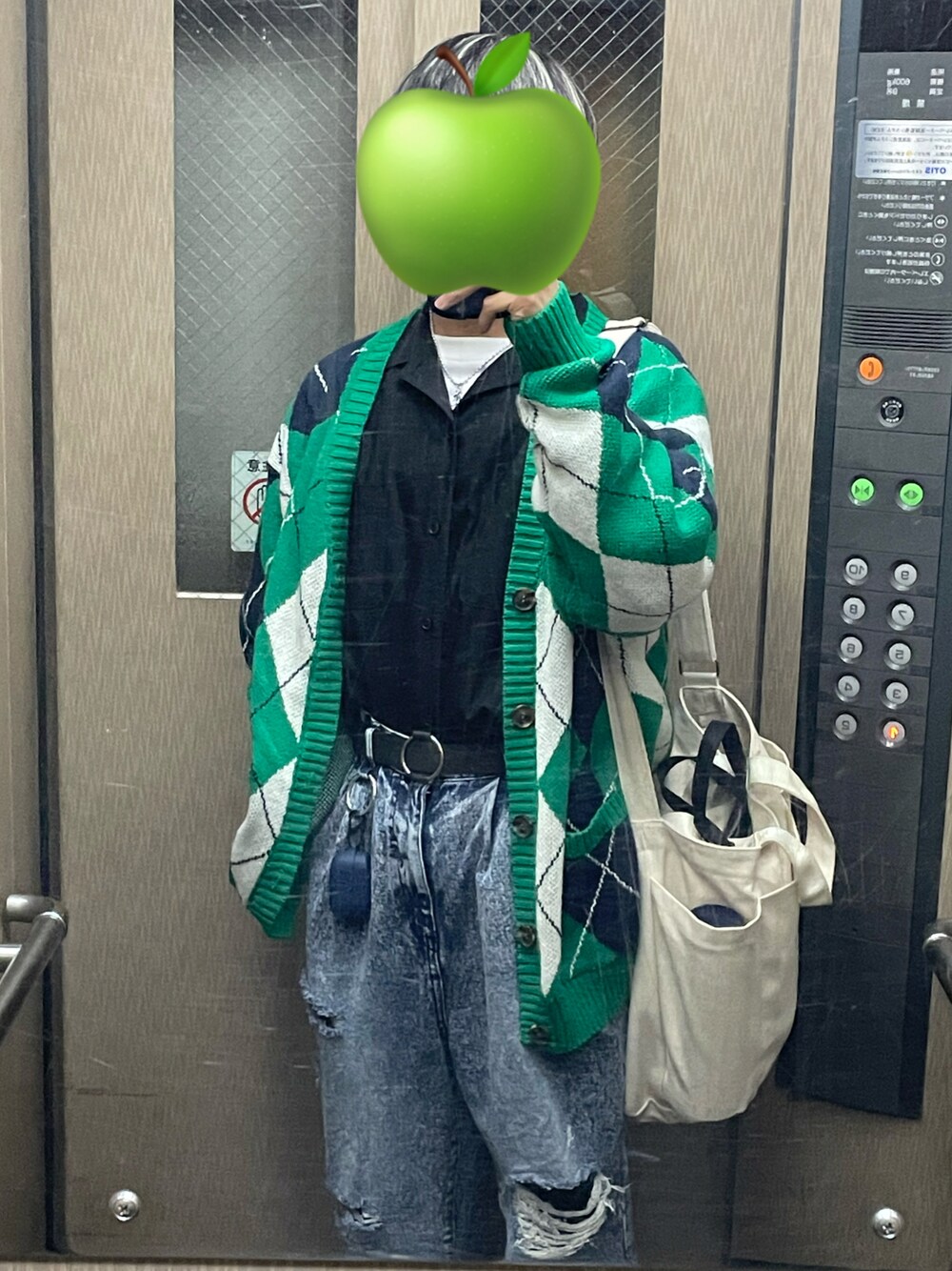 「大人カジュアル、春コーデ、ビッグシルエット、アドラー」｜「ADRERの【ADRER】ヴィンテージメイクワイドテーパードデニム（デニムパンツ、ブルー系）」を使った、あおりんご🍏さん（メンズ・169cm）の春コーディネートの1枚目の写真