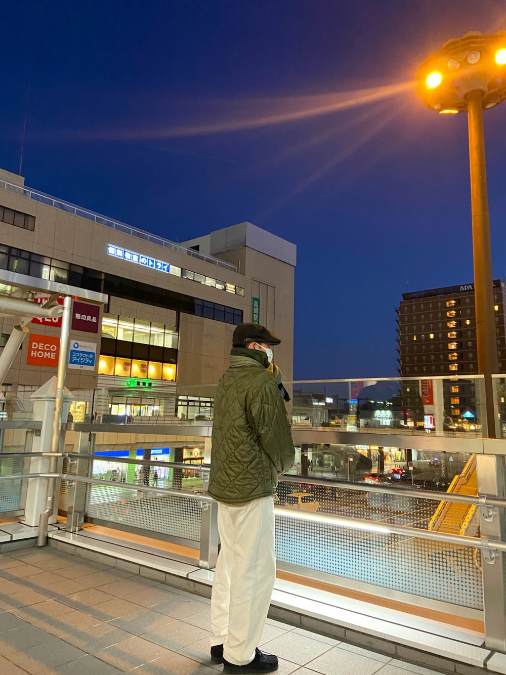 グリーン系のブルゾン、ホワイト系のパンツ、ブラック系のモカシン/デッキシューズを着用したメンズの冬コーディネートの1枚目の写真