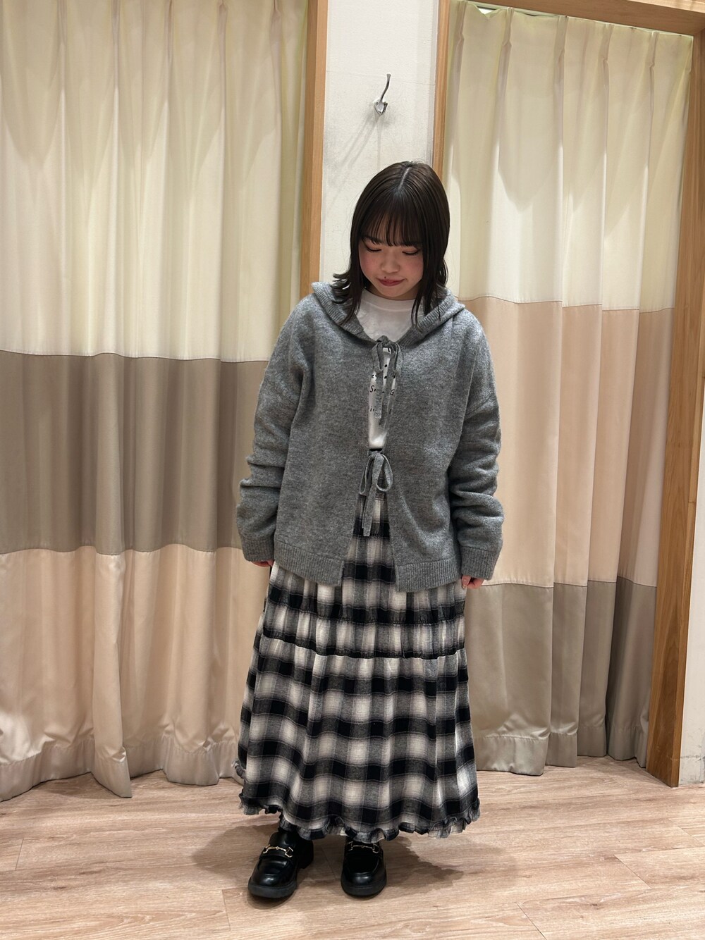 「Samansa Mos2、SM2 keittio イオンモール日の出店、オトナカワイイ、モノトーンコーデ、低身長女子」｜「Samansa Mos2のフード付リボンカーディガン（カーディガン/ボレロ、グレー系）」を使った、🐾🐈‍⬛Mim🐈‍⬛🐾さん（レディース・147cm）の冬コーディネートの1枚目の写真