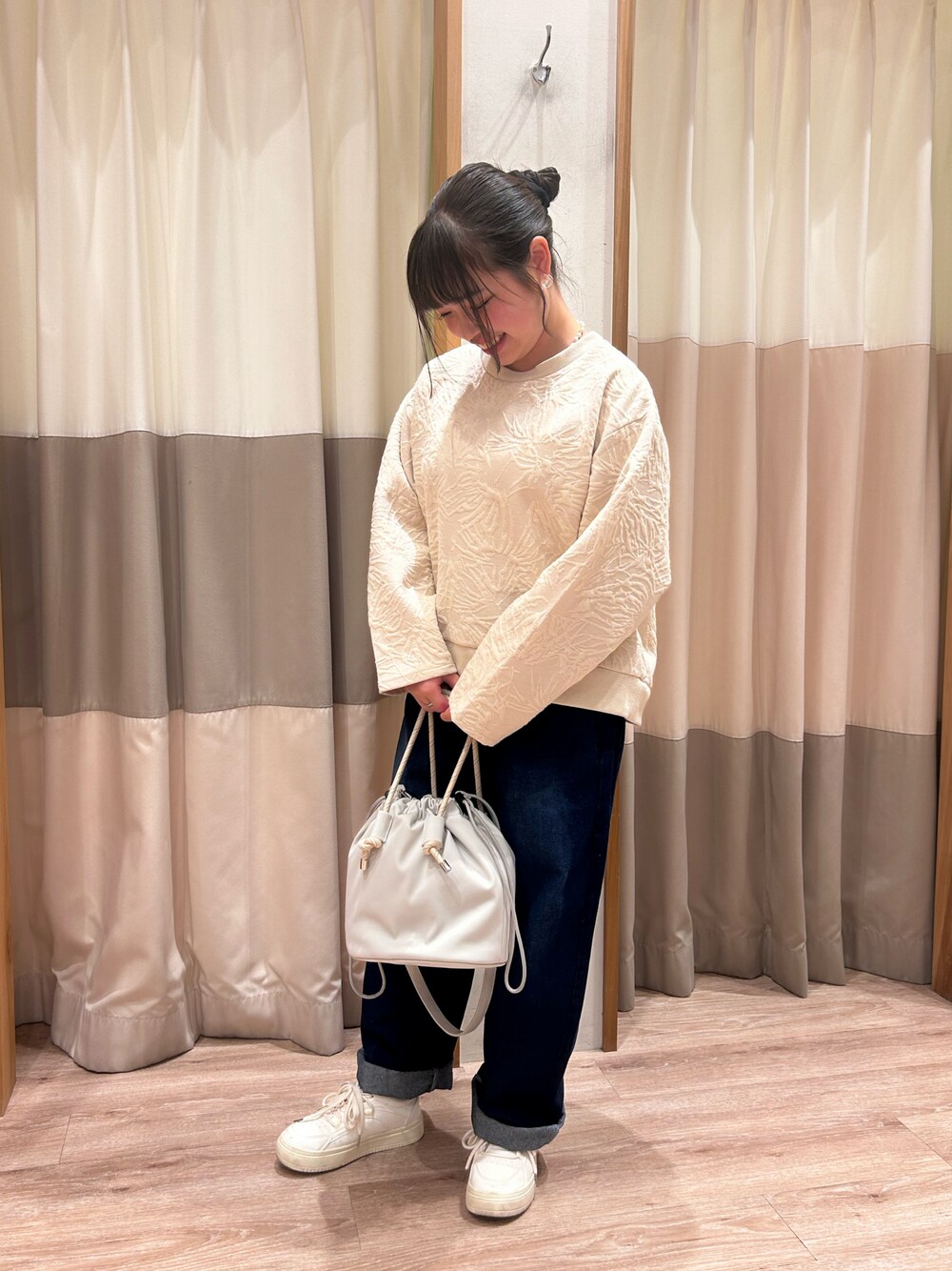 「ラクチンコーデ、スニーカーコーデ、低身長女子、ラフコーデ、秋、SM2 keittio イオンモール日の出店」｜「Samansa Mos2 blueのジャカードダンボールプルオーバー（Tシャツ/カットソー、ホワイト系）」を使った、🐾🐈‍⬛Mim🐈‍⬛🐾さん（レディース・147cm）の秋コーディネートの1枚目の写真