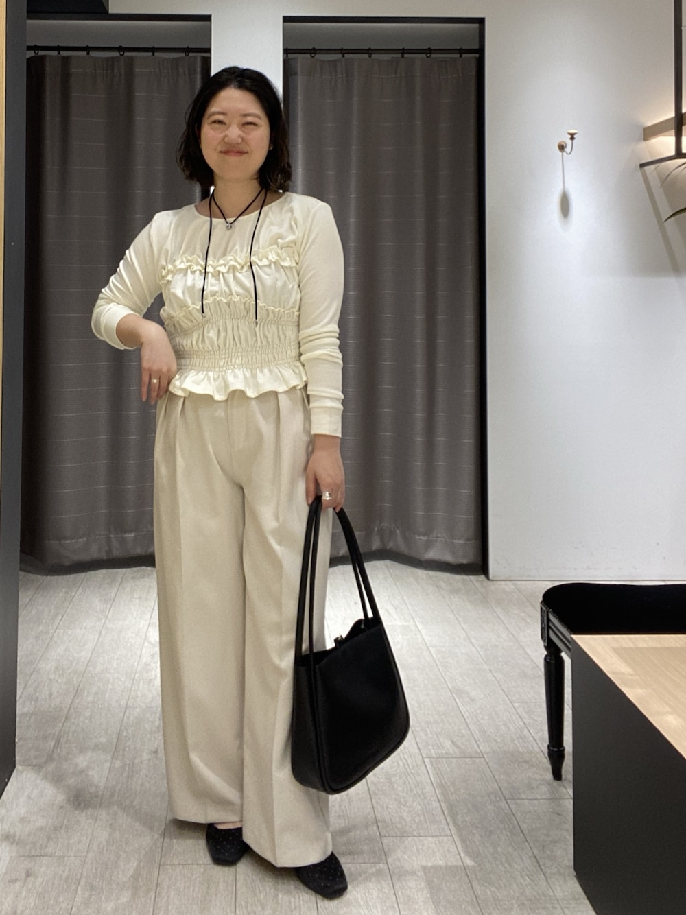 ホワイト系のTシャツ/カットソー、ホワイト系のその他パンツ、ブラック系のパンプスを着用したレディースの秋コーディネートの1枚目の写真