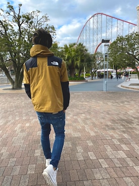 「アイテム（マウンテンパーカー、イエロー系）」を使った、leoさん（メンズ・178cm）の春コーディネート