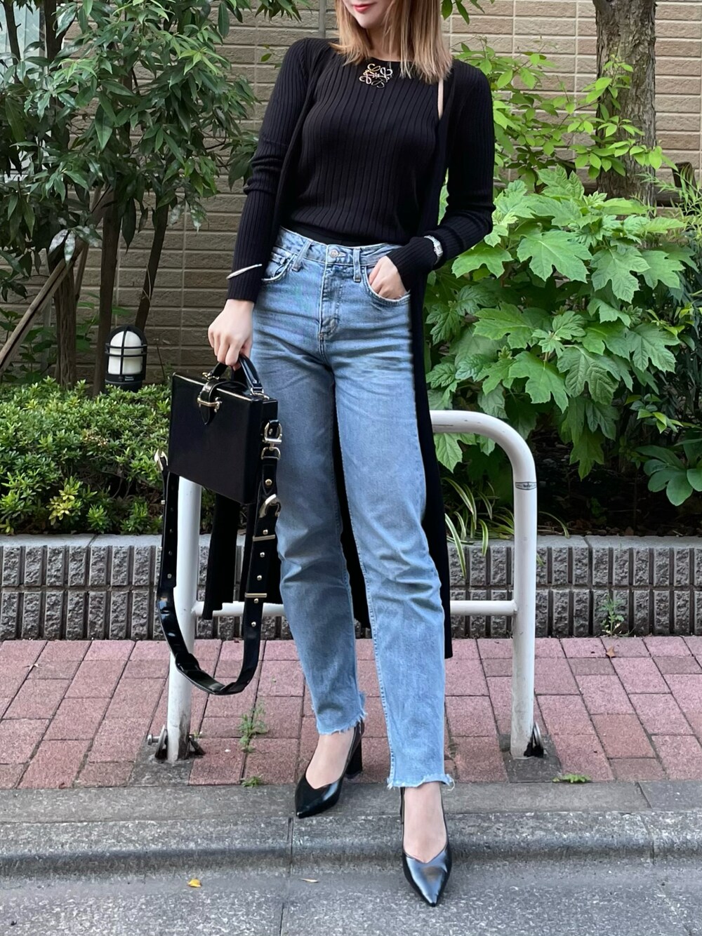 「デニム、ロングカーディガン、モノトーン、カーディガン、デニムパンツ、パンプス、冷房対策、大人コーデ、骨格ウェーブ、ハイウエスト、ハイウエストデニム、ハイウエストストレートジーンズ、ZARA、リエディ」｜「LOEWEのアナグラム ブローチ (真鍮)（ブローチ/コサージュ、その他）」を使った、ᴿᴵᴱさん（レディース・161cm）の夏コーディネートの1枚目の写真