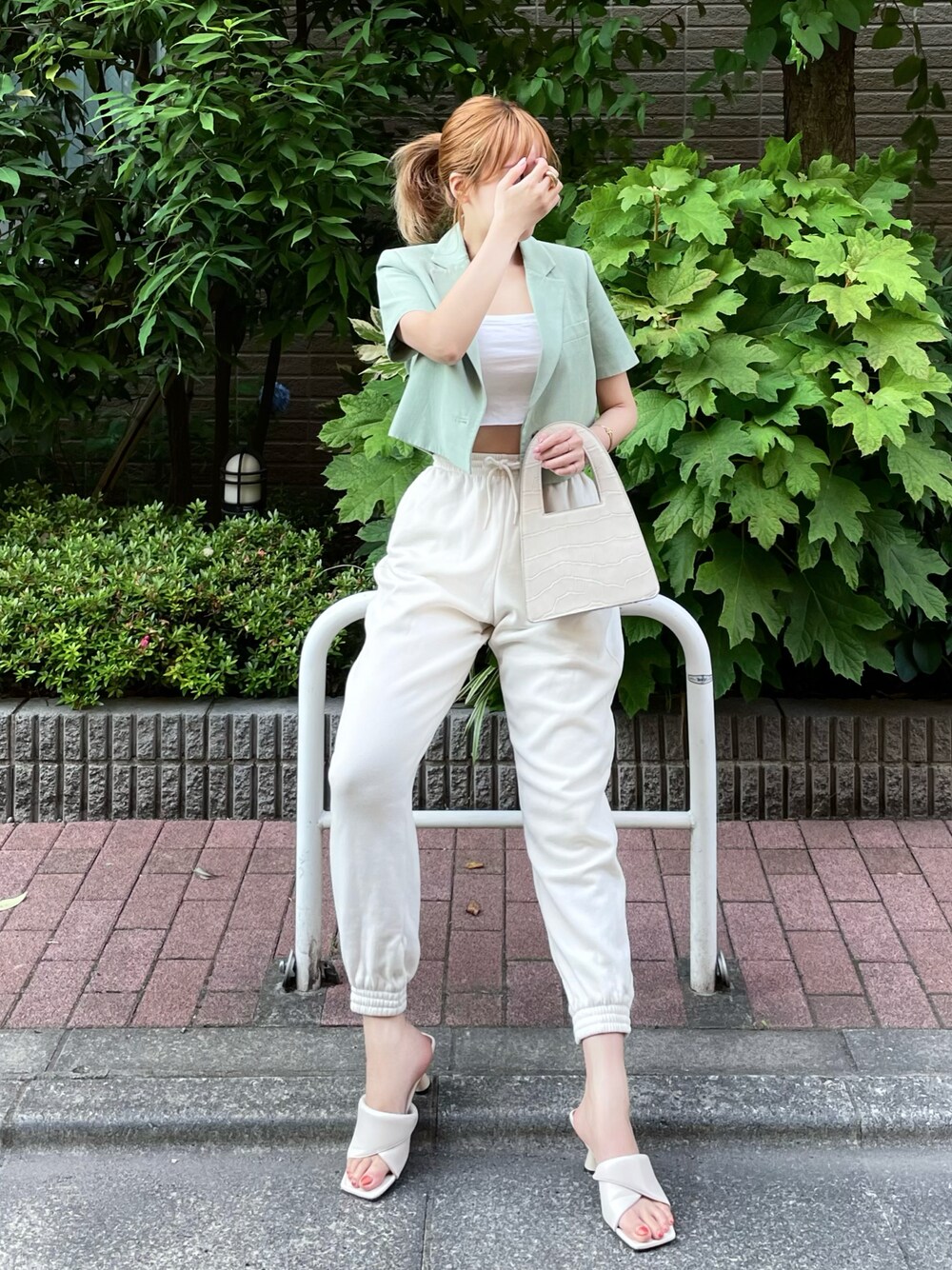 ZARAのアイテムを使った「クロップドジャケット」の人気