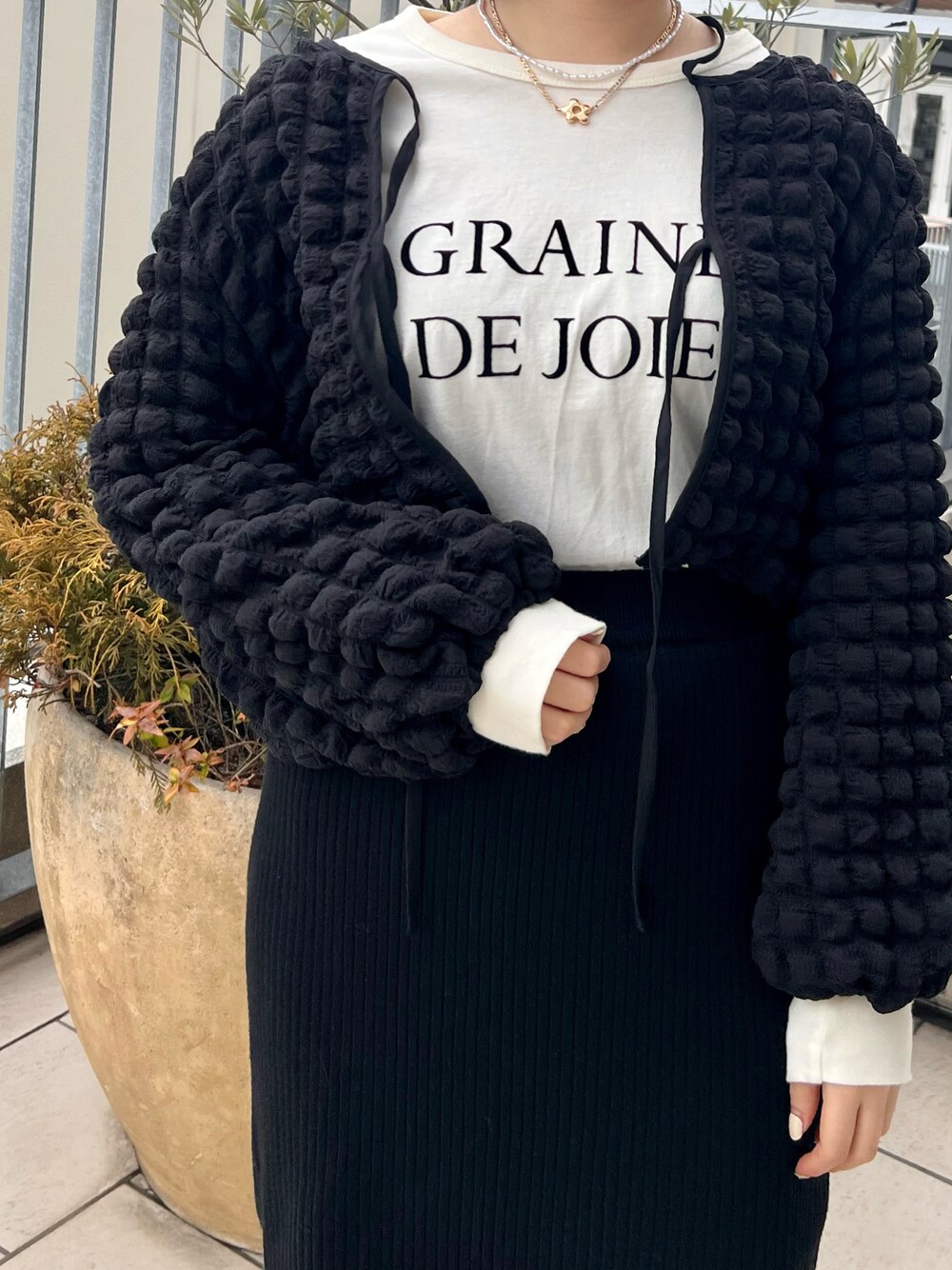 ブラック系のシャツ/ブラウス、ブラック系のスカート、ホワイト系のTシャツ/カットソーを着用したレディースの春コーディネートの1枚目の写真