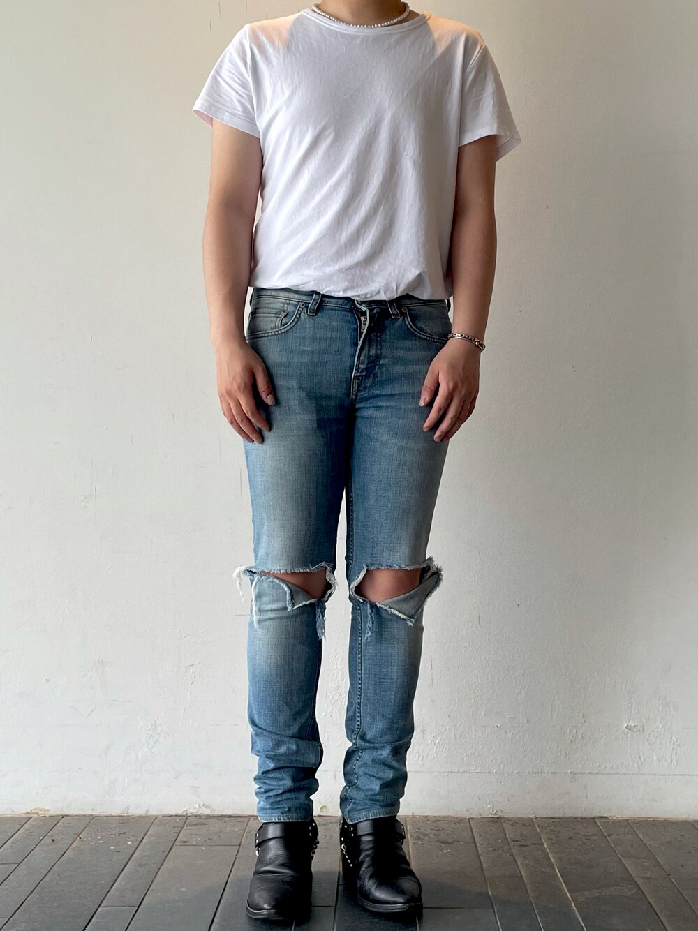 「夏コーデ、キレイめ、低身長、大人コーデ、カジュアル、デニムコーデ、夏、CELINE、Saint Laurent、tiffany&co、AcneStudios、セリーヌ、サンローランパリ、サンローラン、アクネ」｜「H&Mのアイテム（Tシャツ/カットソー、ホワイト系）」を使った、ryuyajsbdream さん（メンズ・168cm）の夏コーディネートの1枚目の写真
