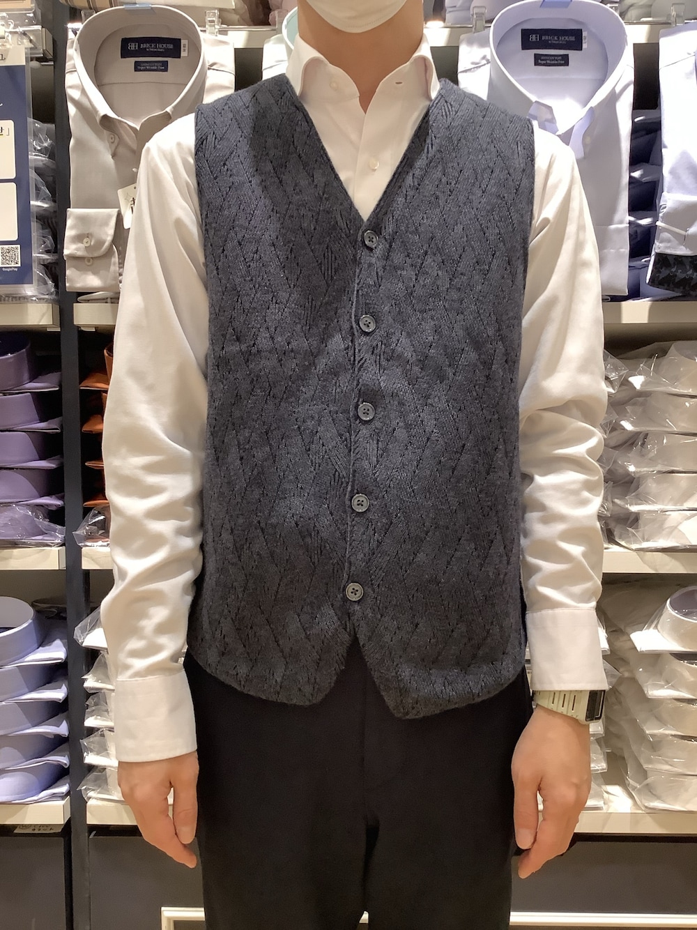 「東京シャツ、BRICK HOUSE by Tokyo Shirts、ニット、ジレ、チャコールグレー、冬コーデ、スーツスタイル、カジュアルコーデ」｜「BRICK HOUSE by TOKYO SHIRTの裏キルトニットジレ（スーツベスト、グレー系）」を使った、BRICK HOUSE by Tokyo Shirts 幕張新都心イオンモール店さん（メンズ・168cm）の冬コーディネートの1枚目の写真