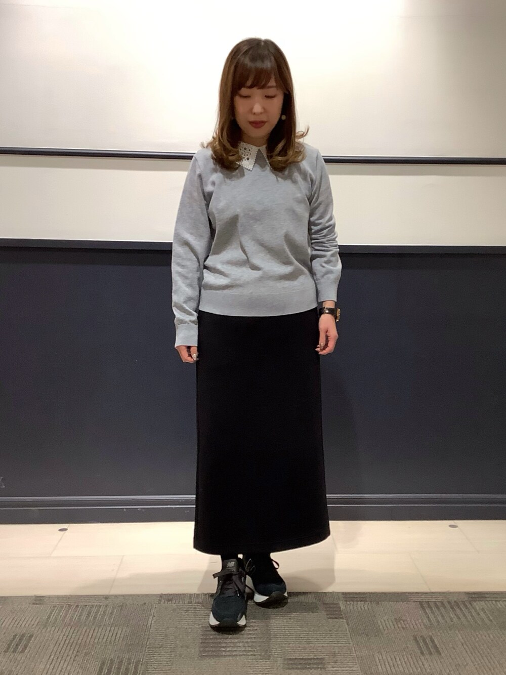 グレー系のニット/セーターを着用したレディースの冬コーディネートの1枚目の写真