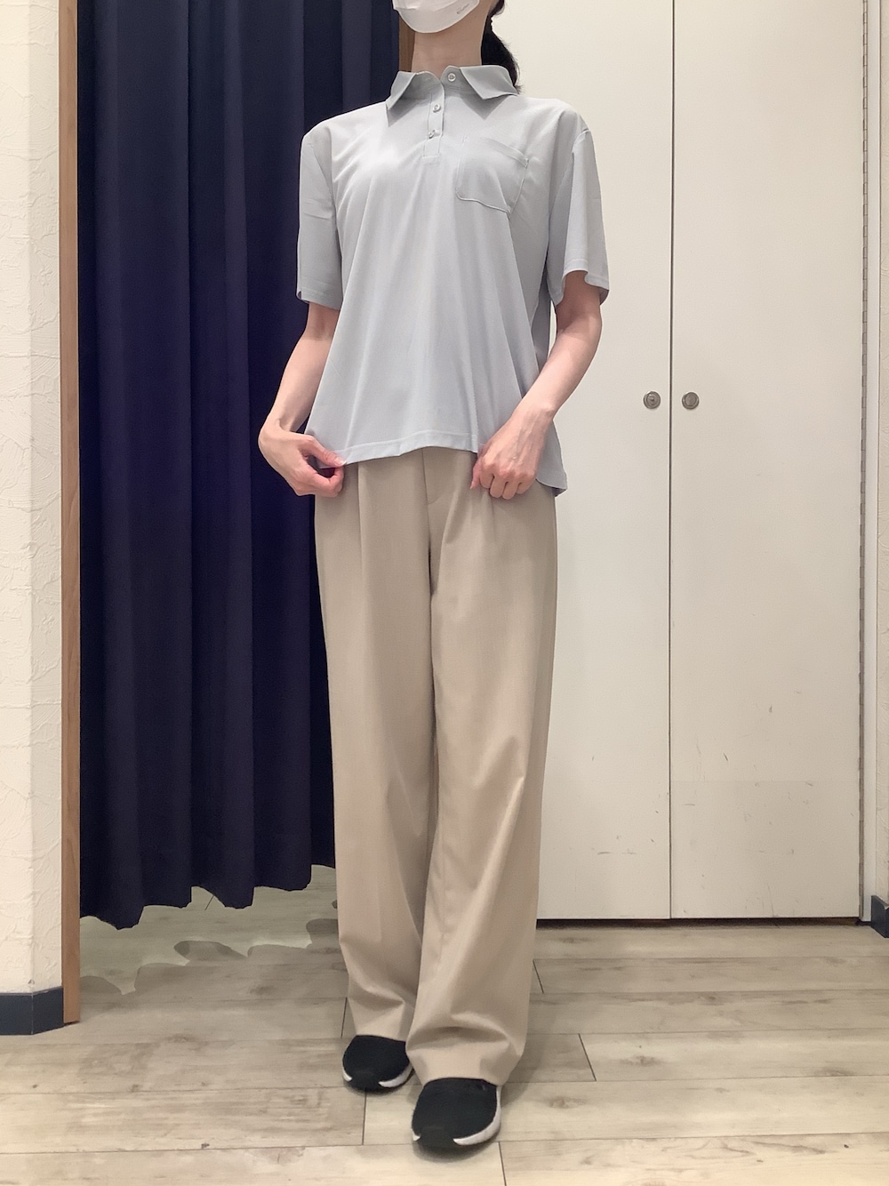 グレー系のビジネスシャツを着用したレディースの春コーディネートの1枚目の写真