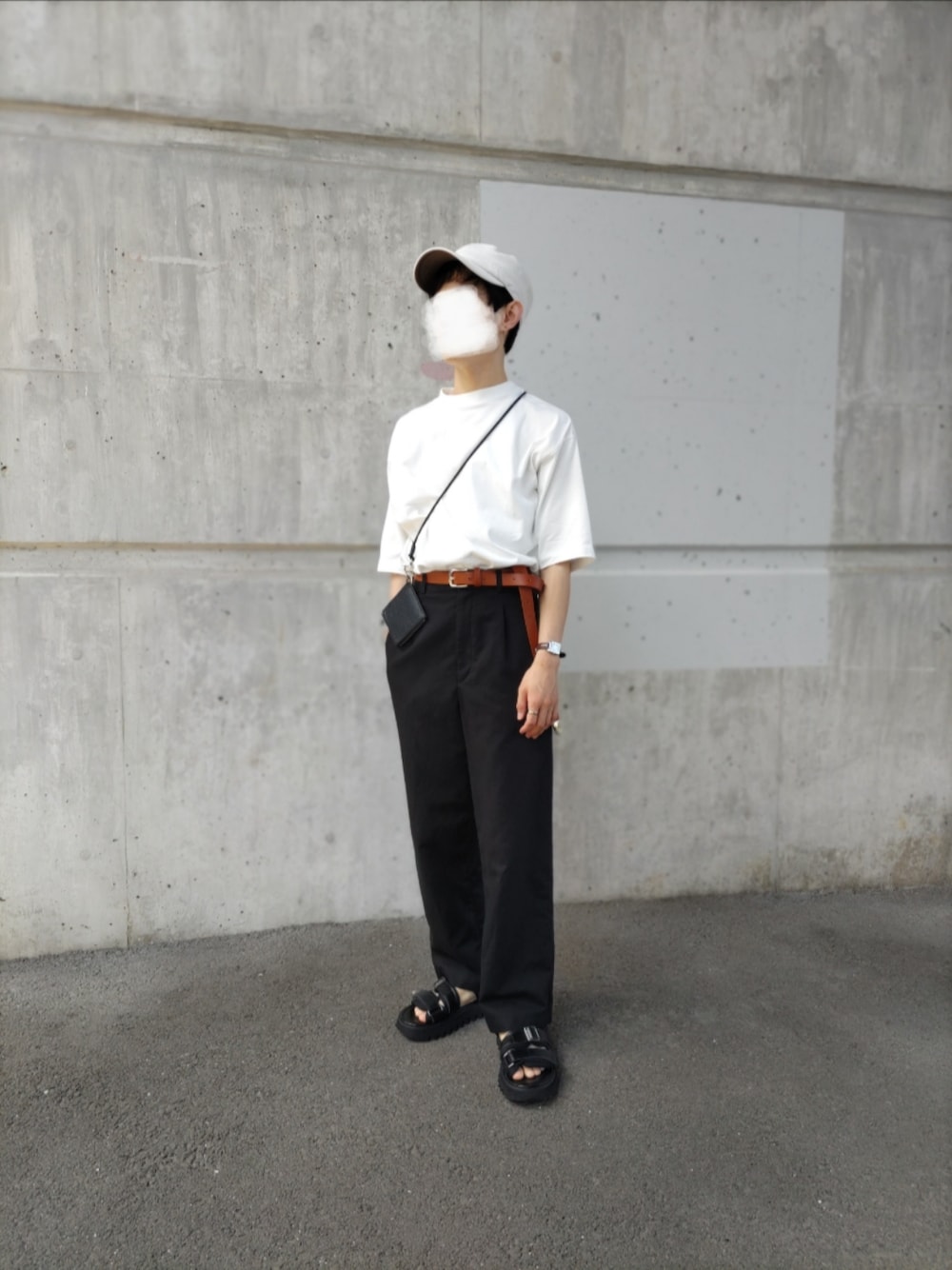ホワイト系のTシャツ/カットソー、ブラック系のパンツ、ブラック系のサンダルを着用したメンズの秋コーディネートの1枚目の写真