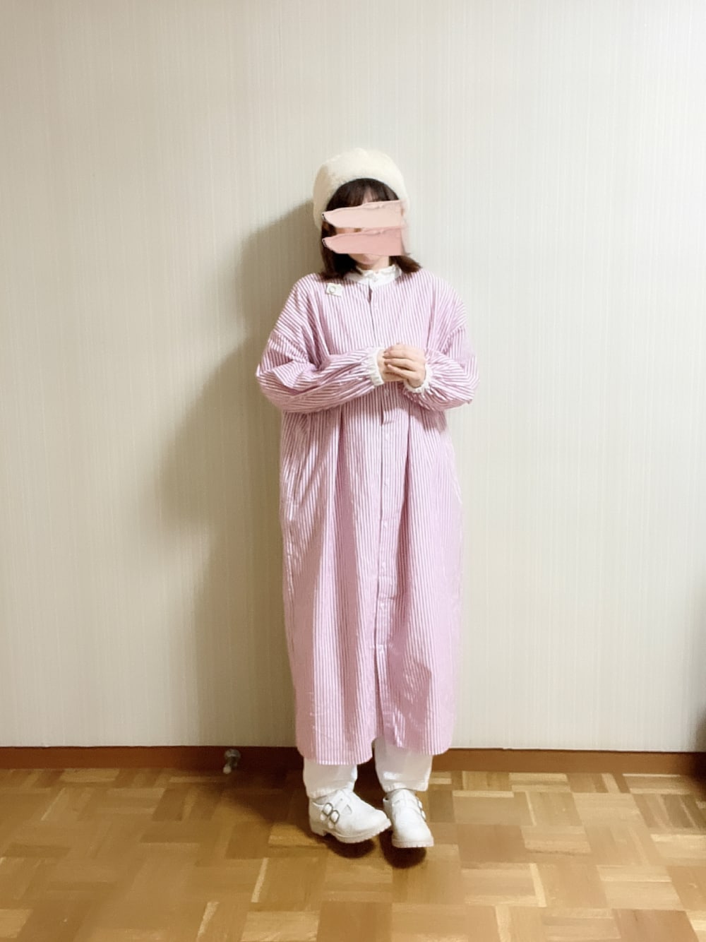 「配色ワンピース、ストライプワンピース、スタンドカラーワンピース、ピンクワンピース、ピンク×白、ハンドメイド、ﾊﾝﾄﾞﾒｲﾄﾞｱｸｾｻﾘｰ、teto  ohana to、teto camera、GU、ehka sopo、Samansa Mos2、ガーリー、カジュアル、ナチュラル」｜「Samansa Mos2のエコファーニットワッチ（ニットキャップ/ビーニー、ホワイト系）」を使った、𝚝𝚎𝚝𝚘さん（レディース・155cm）の冬コーディネートの1枚目の写真