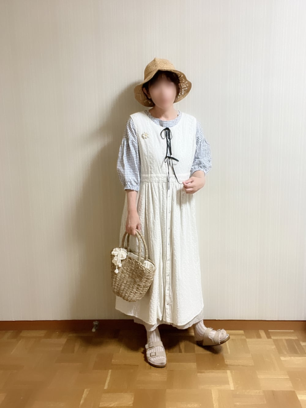 「淡色コーデ、ギンガムチェック、kazumiコラボ、ジャンパースカート、レースワンピース、２ＷＡＹ、teto  ohana to、マーガレット、Samansa Mos2、サマンサ モスモス(Samansa Mos2)」｜「Samansa Mos2の透かし編みキャペリン（ハット、ベージュ系）」を使った、𝚝𝚎𝚝𝚘さん（レディース・156cm）の春コーディネートの1枚目の写真