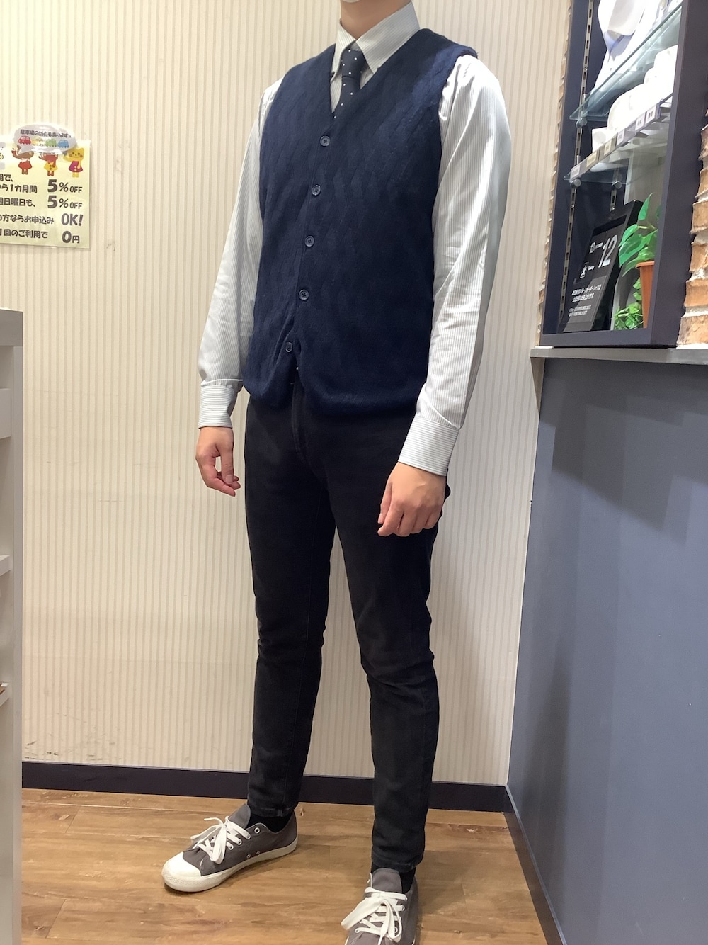 「東京シャツ、BRICK HOUSE by Tokyo Shirts、シャツスタイル、シャツコーデ、ボタンダウンシャツ、ストライプシャツ、長袖シャツ、ジレ、シャツ好き集まれ、通勤コーデ」｜「TOKYO SHIRTSの形態安定ノーアイロン ドゥエボットーニ 長袖ビジネスワイシャツ（ビジネスシャツ、グレー系）」を使った、BRICK HOUSE by Tokyo Shirts 大分アミュプラザ店さん（メンズ・172cm）の冬コーディネートの1枚目の写真