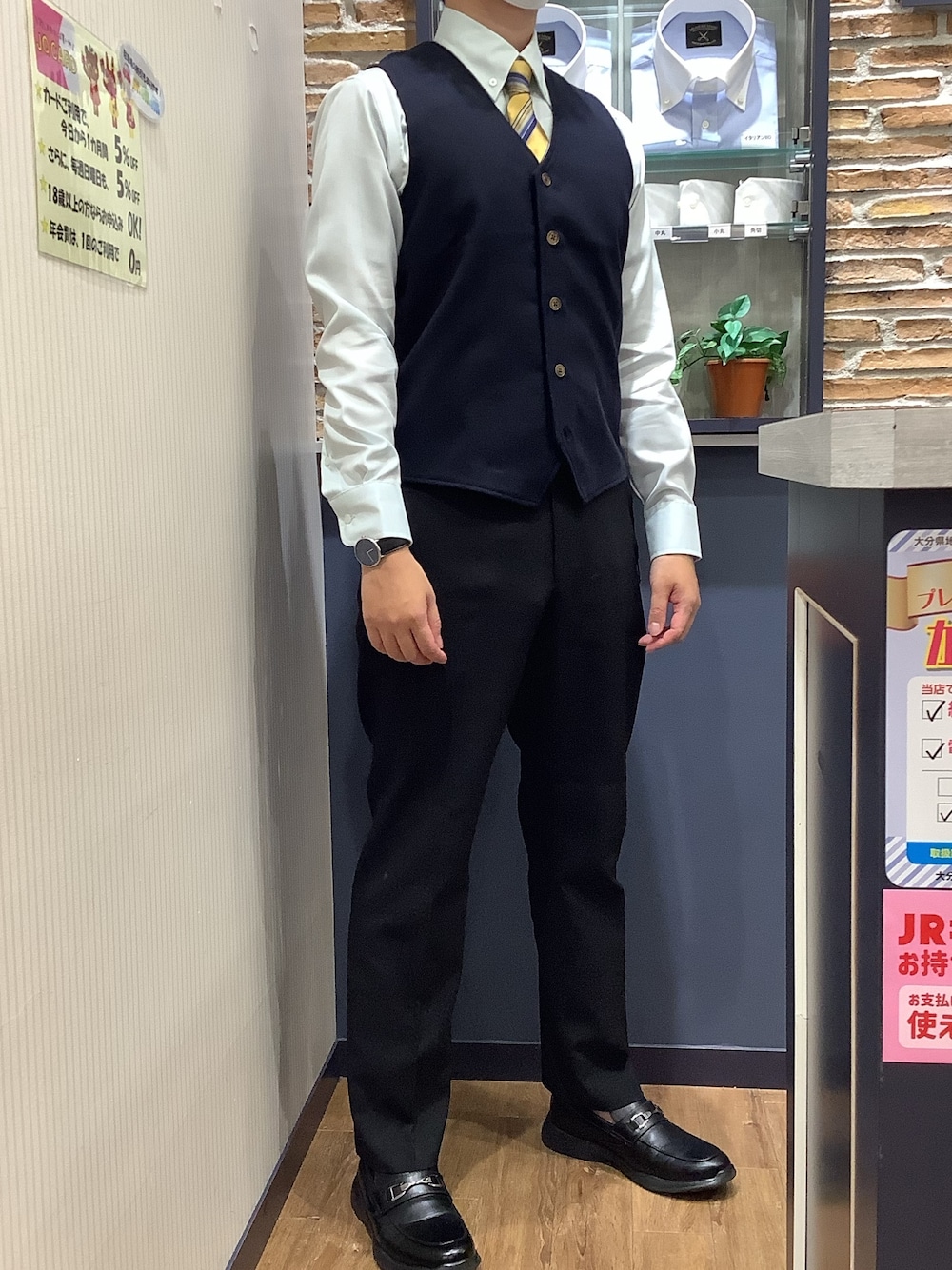 「シャツ綿100%、東京シャツ、BRICK HOUSE by Tokyo Shirts、長袖シャツ、ビジネスコーデ、通勤コーデ、結婚式コーデ、ミントグリーン、ジレ、シャツ好き集まれ」｜「TOKYO SHIRTSの前身布帛 ベーシック ニットジレ（ベスト、ブルー系）」を使った、BRICK HOUSE by Tokyo Shirts 大分アミュプラザ店さん（メンズ・172cm）の秋コーディネートの1枚目の写真