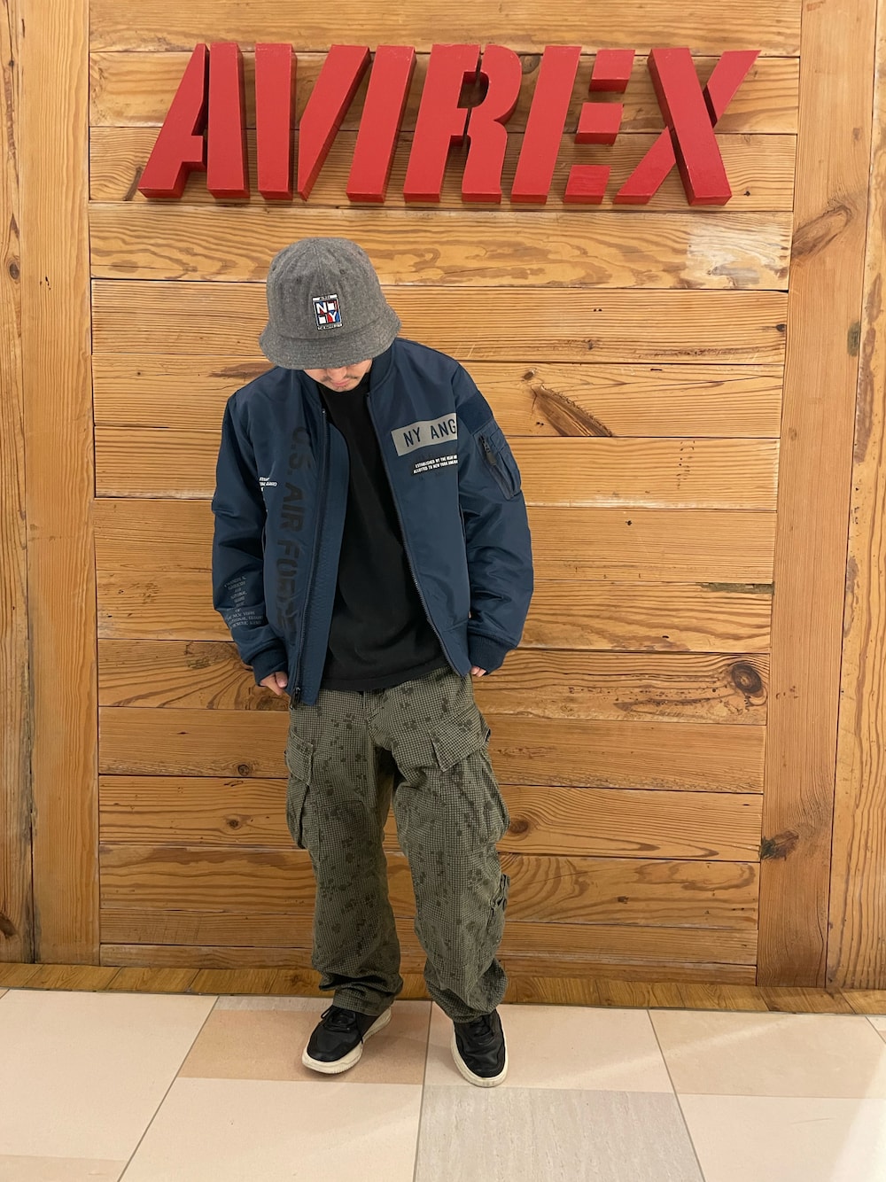 「MA-1、AVIREX、リバーシブル、カーゴパンツ、バケットハット、バケハ、AVIREXBelle、AVIREX町田店、ファッションの力を信じよう、AVIREX町田」｜「AVIREXのMaintenance patch ロングTシャツ（Tシャツ/カットソー、ブラック系）」を使った、TOMさん（メンズ・161cm）の秋コーディネートの1枚目の写真