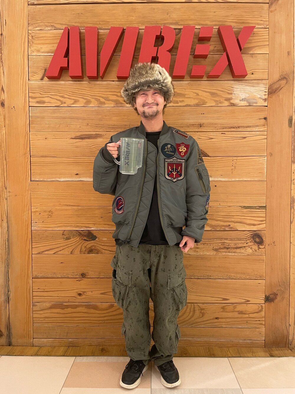 「vintage、AVIREX、マグカップ、秋冬コーデ、TOPGUN、AVIREXBelle、TOP GUN、AVIREX町田店、ファッションの力を信じよう、AVIREX町田」｜「AVIREXのMaintenance patch ロングTシャツ（Tシャツ/カットソー、ブラック系）」を使った、TOMさん（メンズ・161cm）の秋コーディネートの1枚目の写真