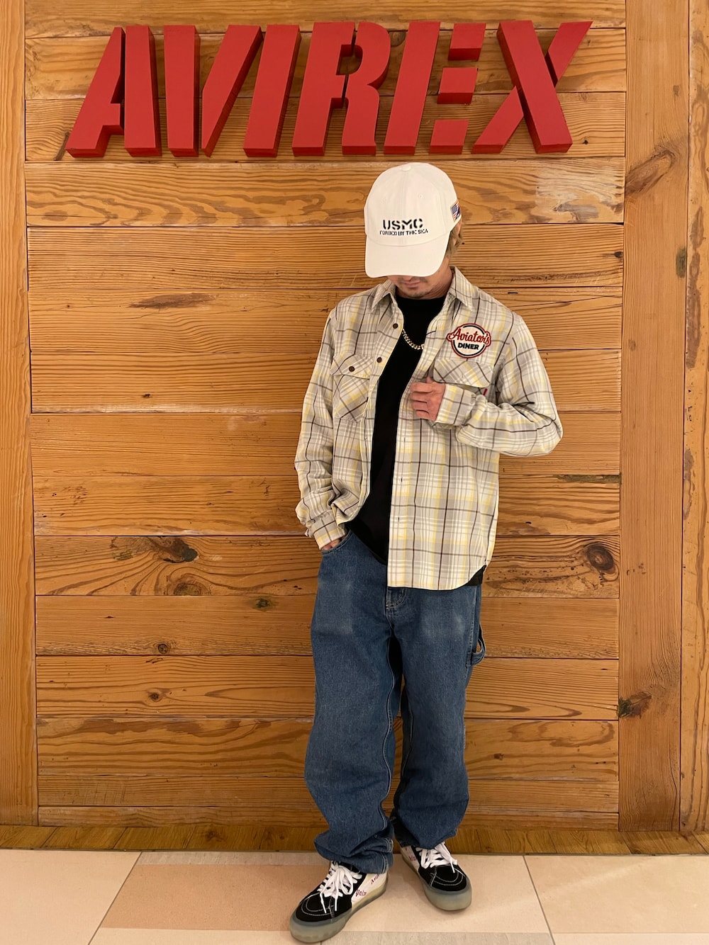 「チェックシャツ、AVIREX、ペインターパンツ、刺繍シャツ、白キャップ、ステンシル、AVIREXBelle、AVIREX町田店、ファッションの力を信じよう、AVIREX町田」｜「AVIREXのUSMC CAP / USMC キャップ / AVIREX / アヴィレックス（キャップ、ホワイト系）」を使った、TOMさん（メンズ・161cm）の夏コーディネートの1枚目の写真