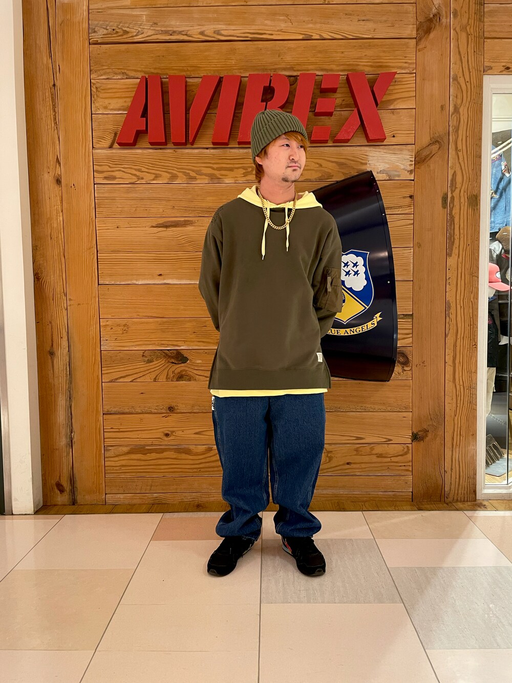 グリーン系のスウェット、その他のデニムパンツ、イエロー系のパーカーを着用したメンズの冬コーディネートの1枚目の写真