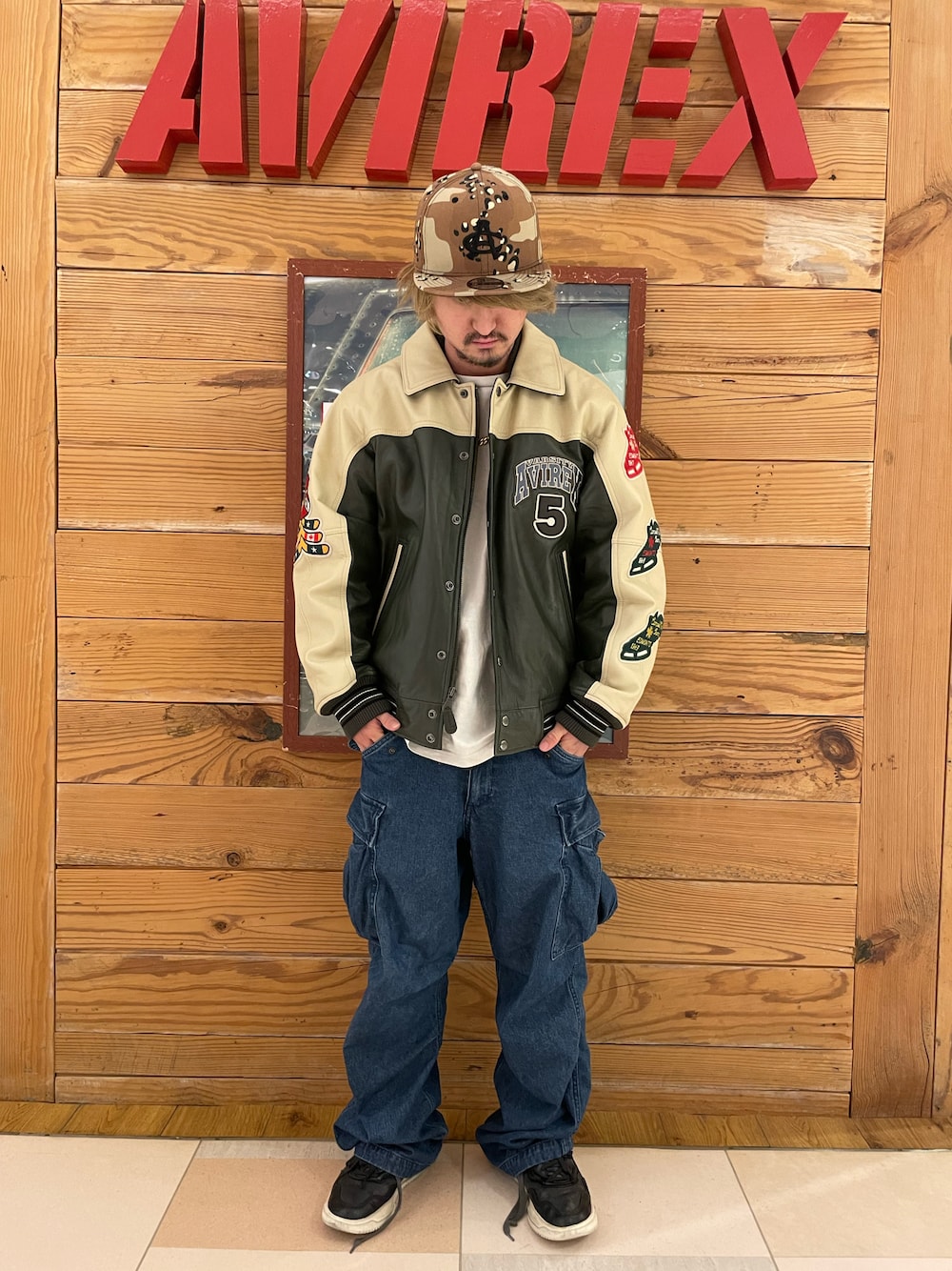 その他のその他パンツ、グリーン系のスタジャン、ホワイト系のTシャツ/カットソーを着用したメンズの冬コーディネートの1枚目の写真