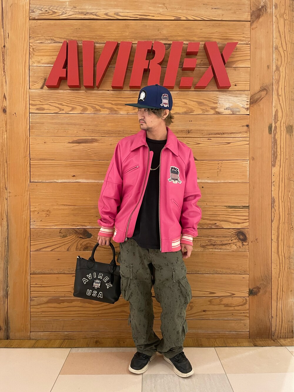 「レザージャケット、ピンク、AVIREX、カラフル、カーゴパンツ、カラフルコーデ、AVIREXBelle、AVIREX町田店、ファッションの力を信じよう、AVIREX町田」｜「AVIREXのMaintenance patch ロングTシャツ（Tシャツ/カットソー、ブラック系）」を使った、TOMさん（メンズ・161cm）の秋コーディネートの1枚目の写真