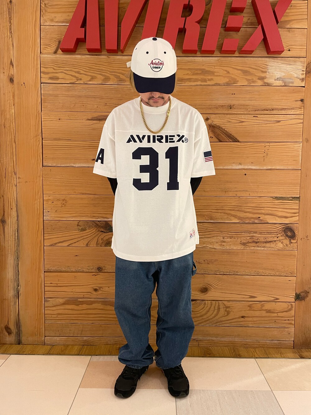 その他のデニムパンツ、ホワイト系のTシャツ/カットソー、ホワイト系のキャップを着用したメンズの春コーディネートの1枚目の写真