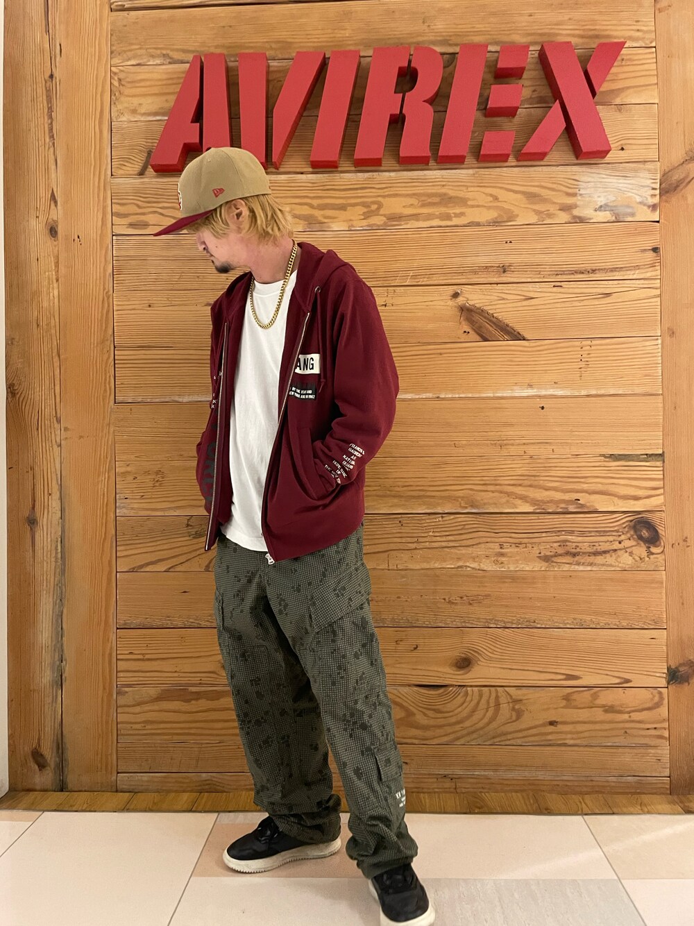 レッド系のパーカー、ホワイト系のTシャツ/カットソー、その他のカーゴパンツを着用したメンズの夏コーディネートの1枚目の写真