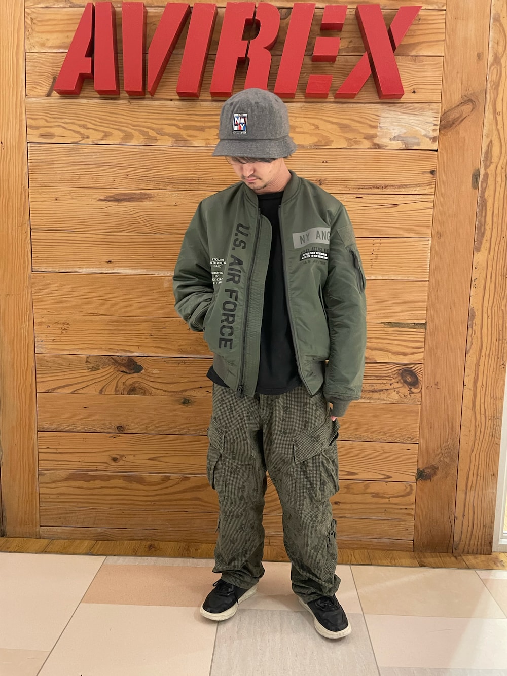 「MA-1、AVIREX、リバーシブル、カーゴパンツ、バケットハット、バケハ、AVIREXBelle、AVIREX町田店、ファッションの力を信じよう、AVIREX町田」｜「AVIREXのMaintenance patch ロングTシャツ（Tシャツ/カットソー、ブラック系）」を使った、TOMさん（メンズ・161cm）の秋コーディネートの1枚目の写真