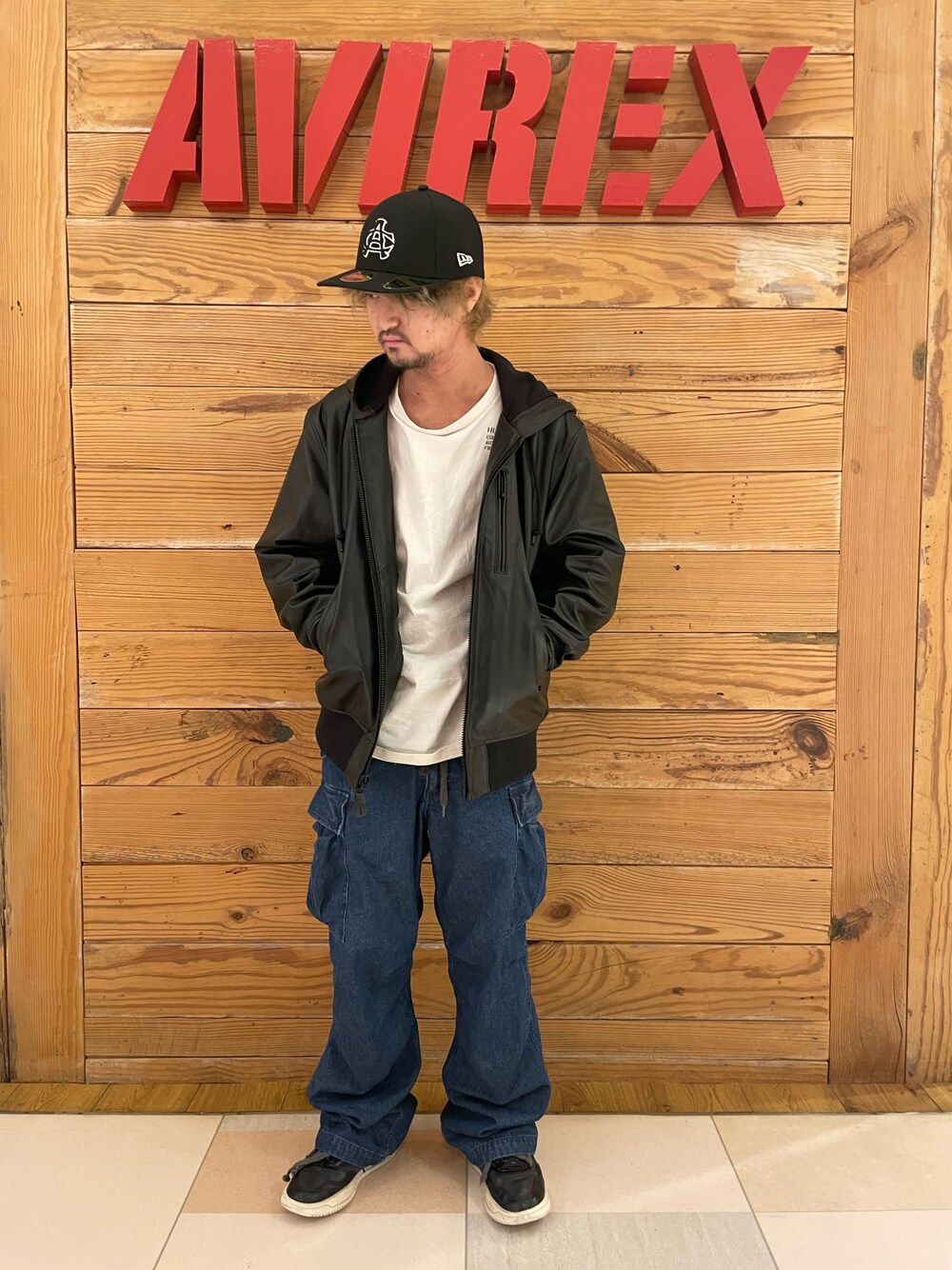 「レザージャケット、AVIREX、NEWERA、NEW ERA、フード付きアウター、AVIREXBelle、デニムカーゴパンツ、AVIREX町田店、ファッションの力を信じよう、AVIREX町田」｜「AVIREXの《AVIREX×NEW ERA/ニューエラ》ロウ プロファイル 59フィフティ / LOW PROFILE 59FIFTY AC（帽子、ブラック系）」を使った、TOMさん（メンズ・161cm）の冬コーディネートの1枚目の写真